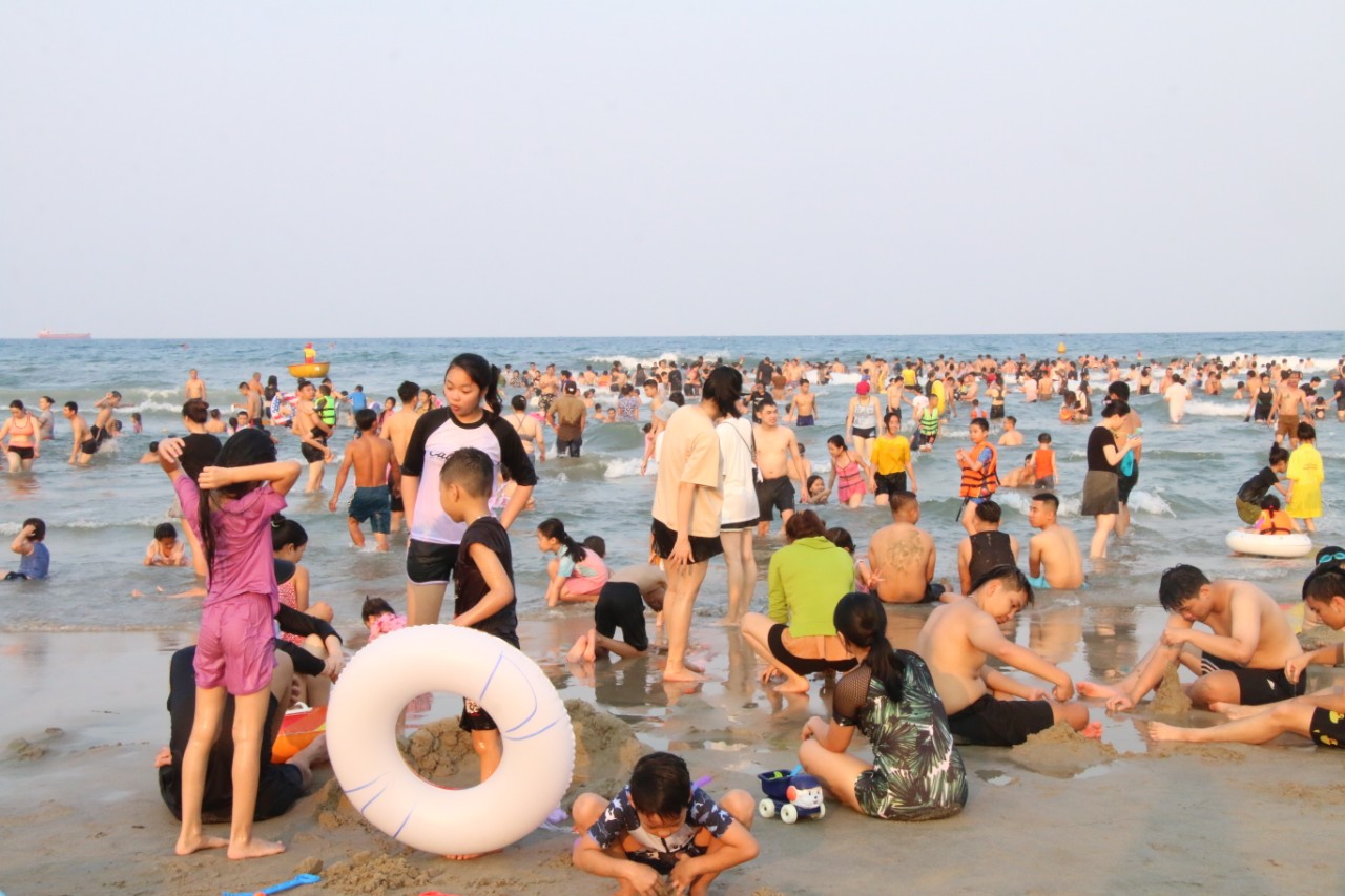 Đà Nẵng: Nhiều điểm du lịch nườm nượp khách- Ảnh 2.