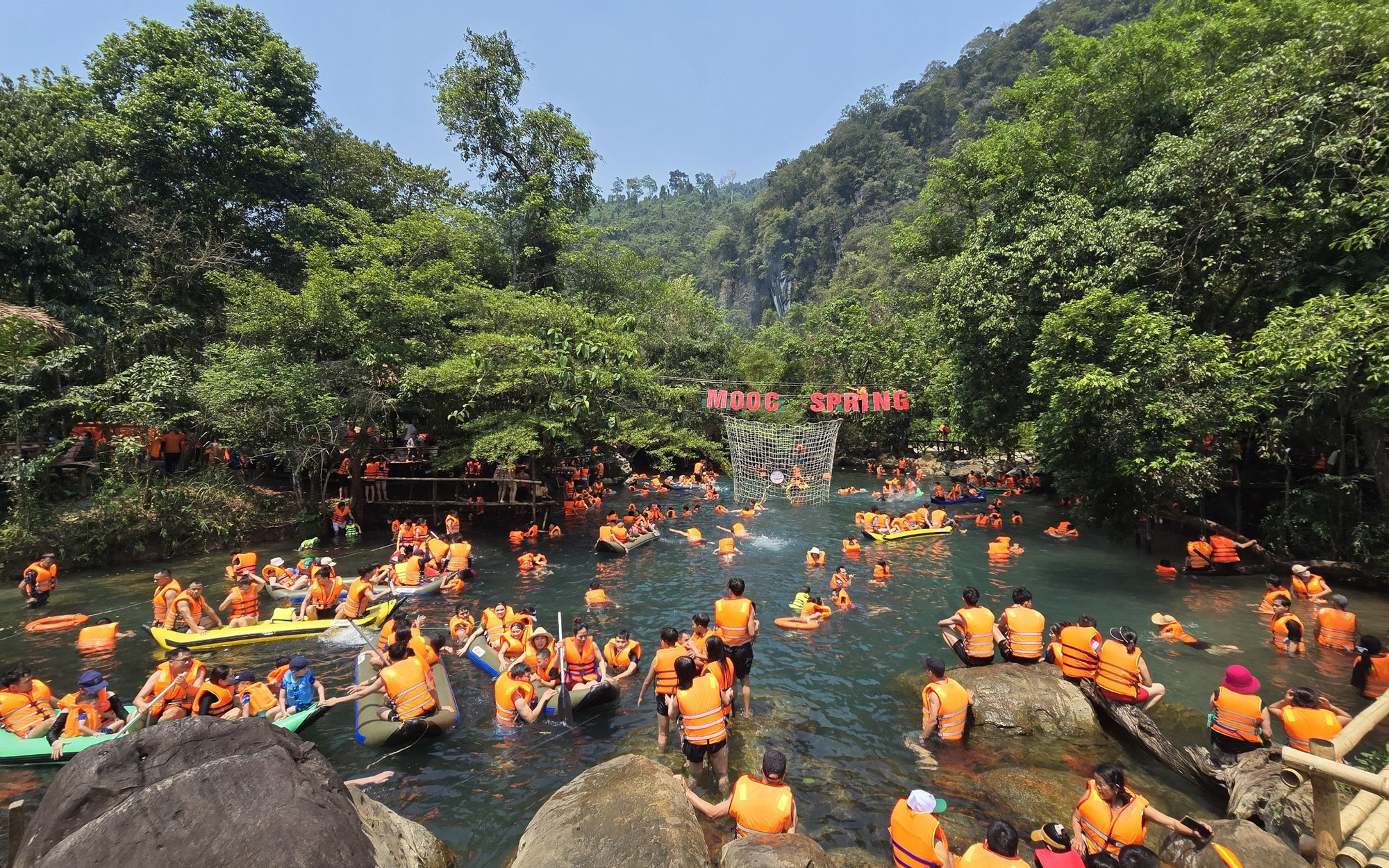 Nóng đỉnh điểm, 20.000 lượt du khách đổ xô đến Phong Nha