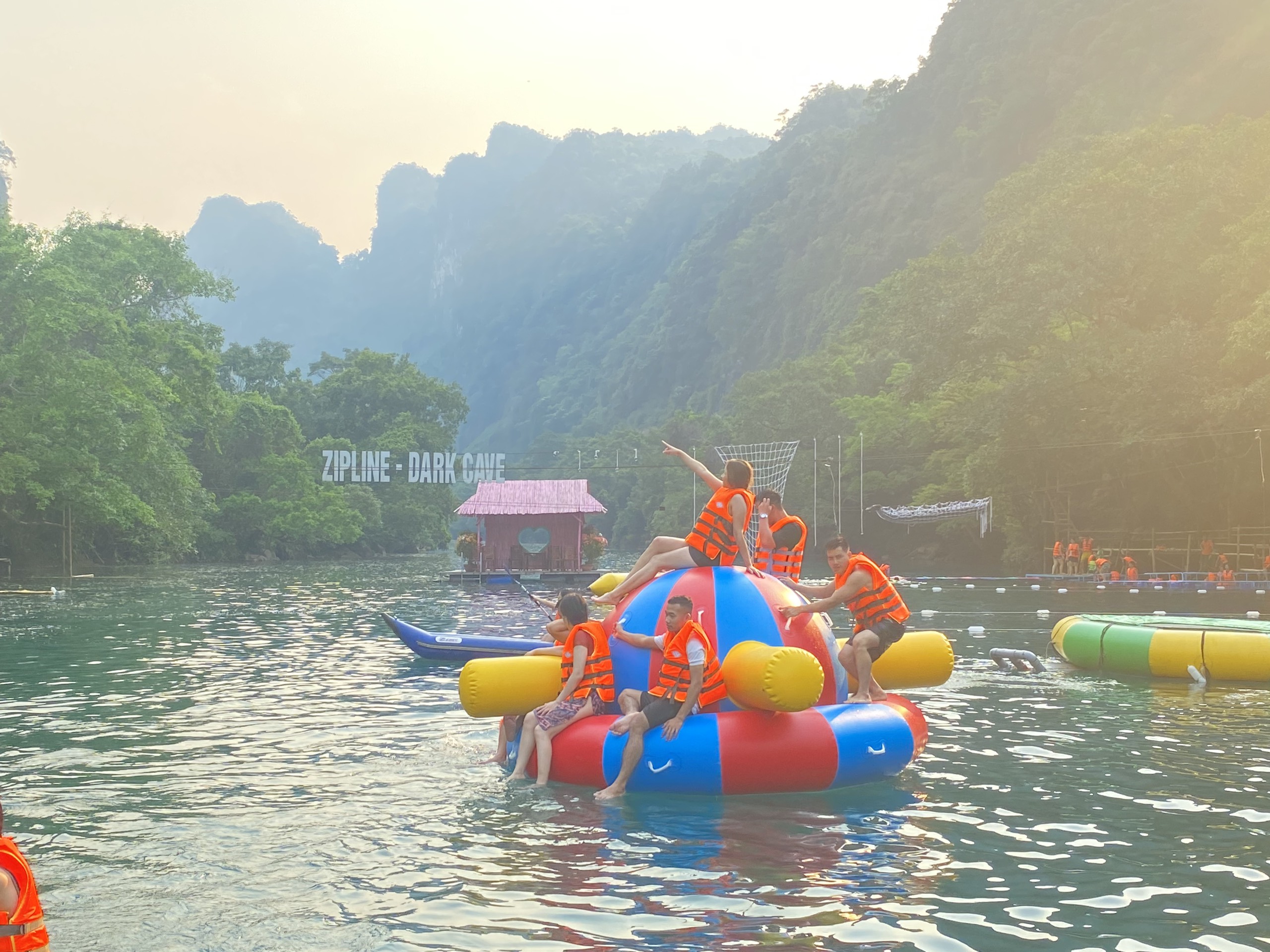 Nóng đỉnh điểm, 20.000 lượt du khách đổ xô đến Phong Nha để
