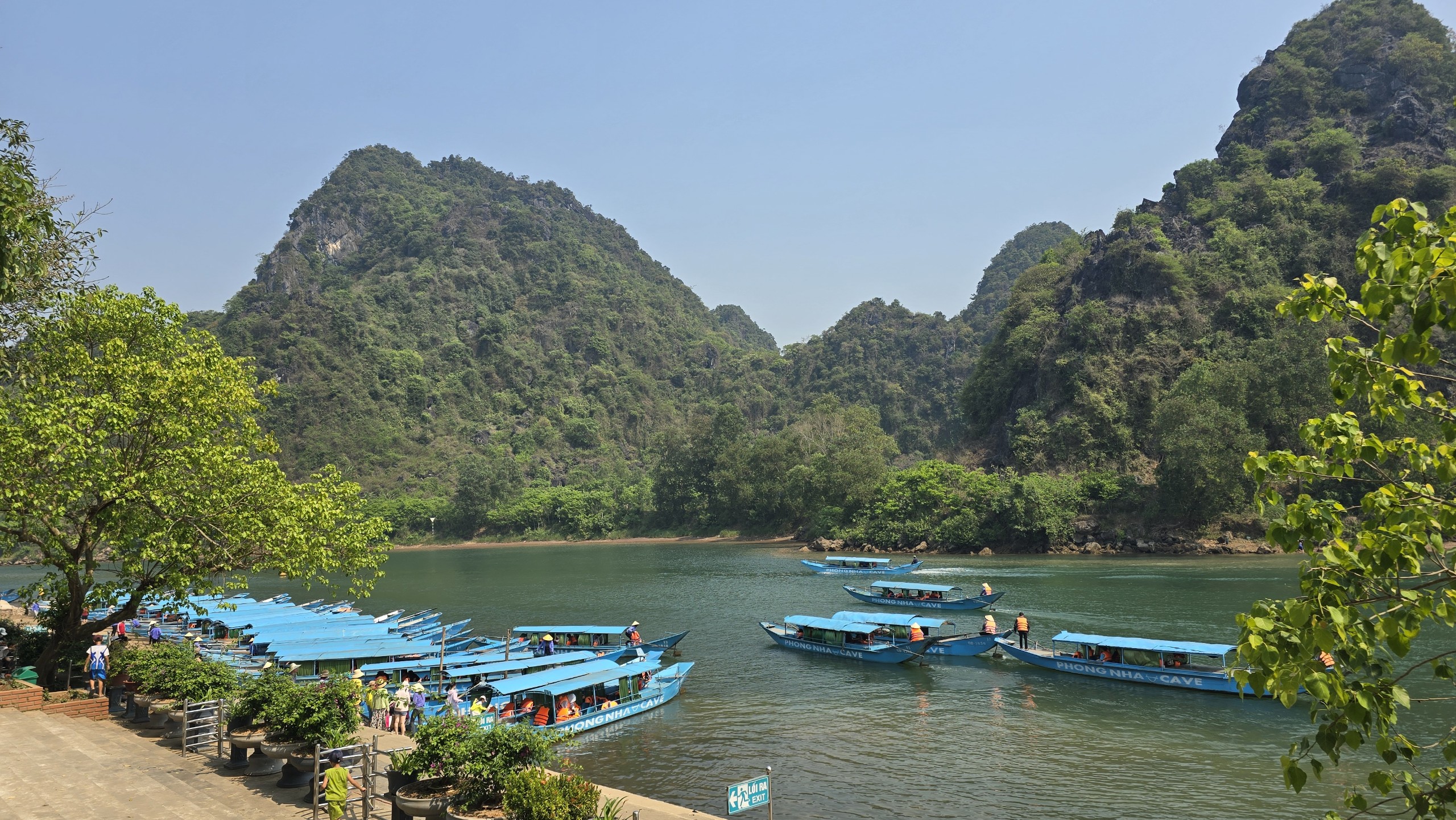 Nóng đỉnh điểm, 20.000 lượt du khách đổ xô đến Phong Nha để