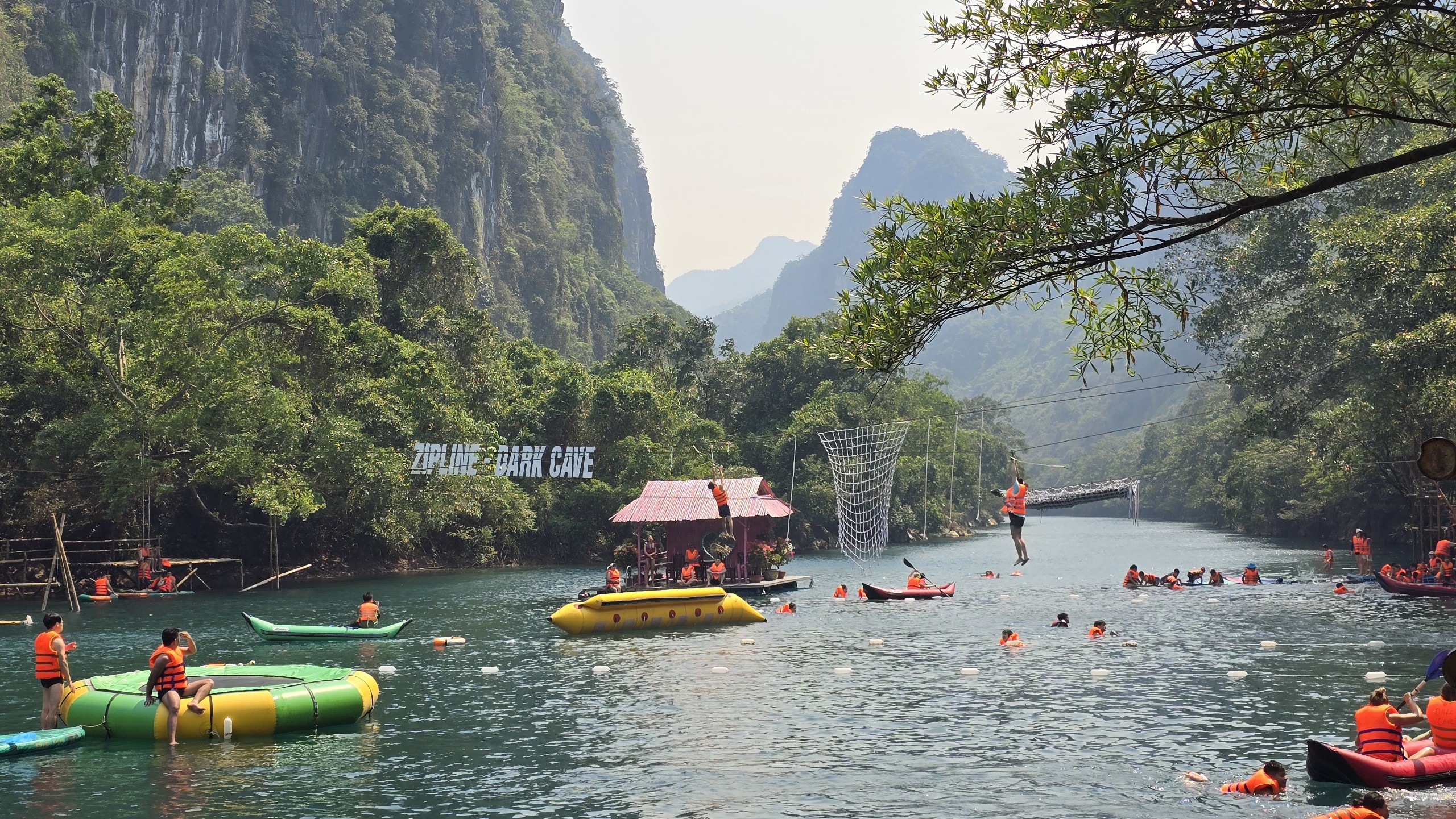 Nóng đỉnh điểm, 20.000 lượt du khách đổ xô đến Phong Nha để