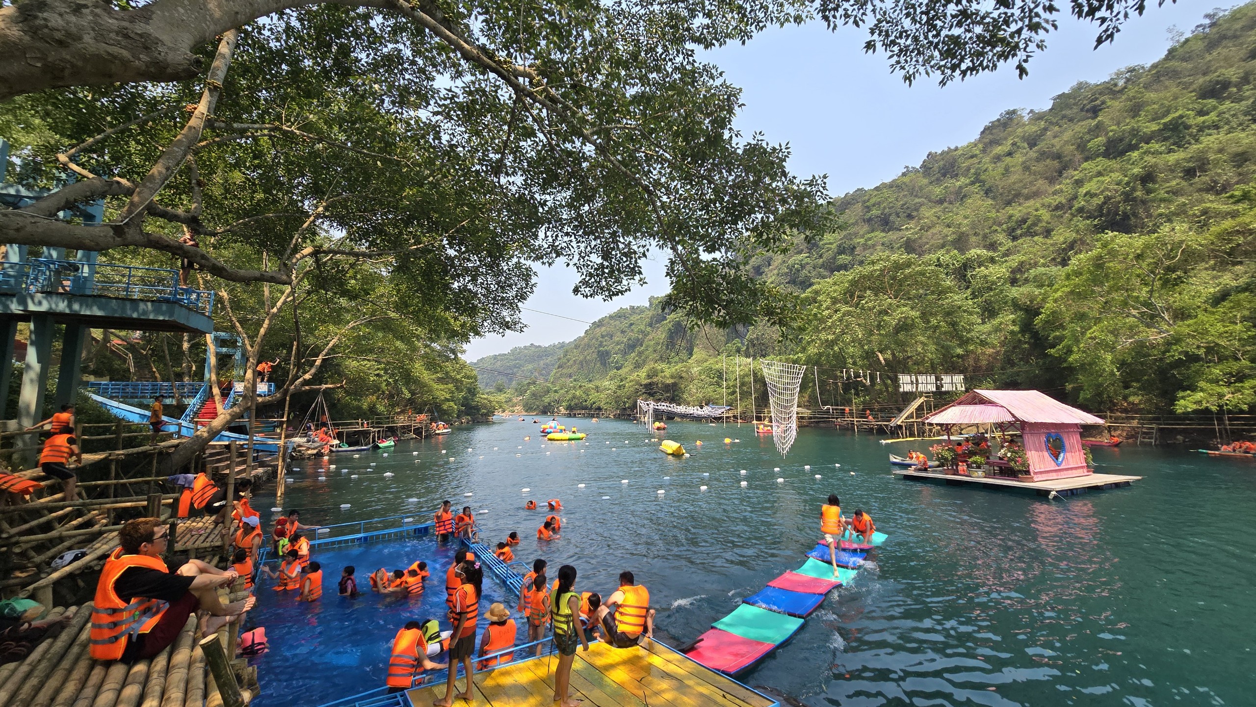 Nóng đỉnh điểm, 20.000 lượt du khách đổ xô đến Phong Nha để