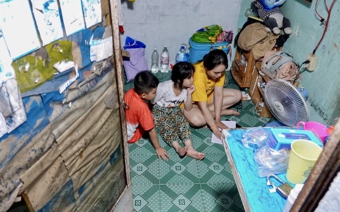 Công nhân đón lễ tại nhà trọ để tiết kiệm chi phí