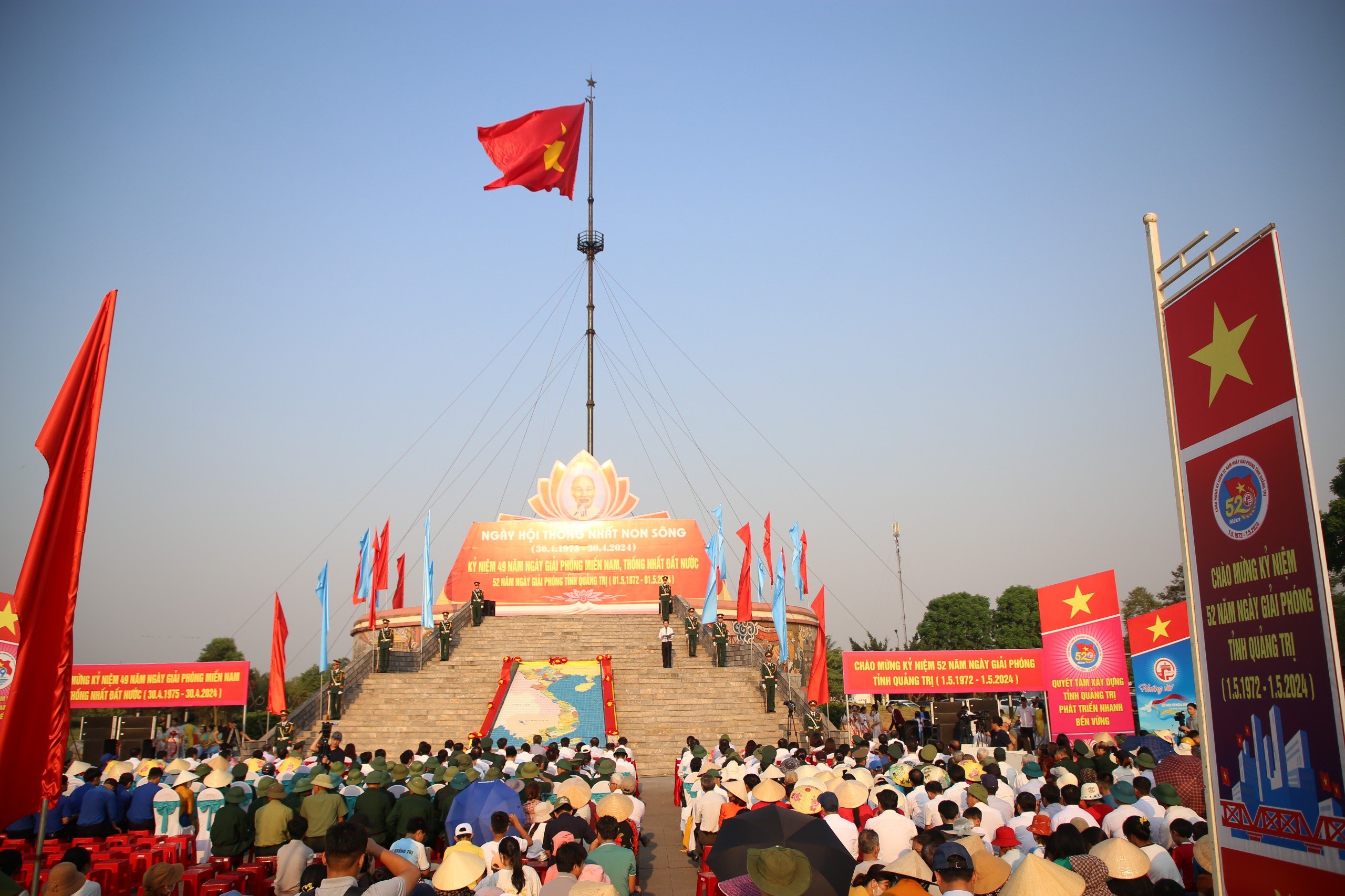 X&uacute;c động Lễ Thượng cờ Thống nhất non s&ocirc;ng ở đ&ocirc;i bờ Hiền Lương - Bến Hải- Ảnh 1.