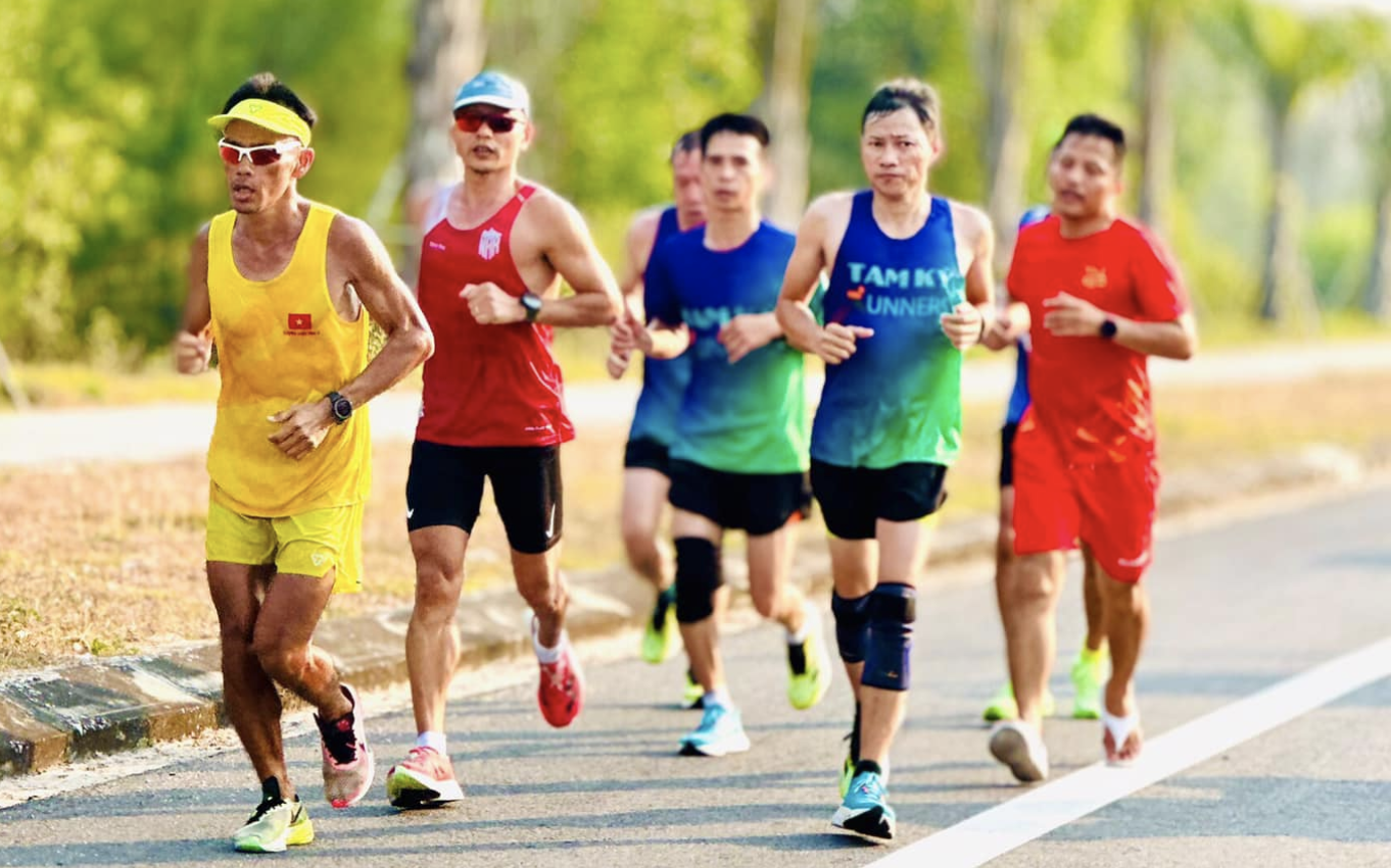 "Dị nhân" Nguyễn Văn Long và cuộc chạy bộ xuyên Việt 1.846 km