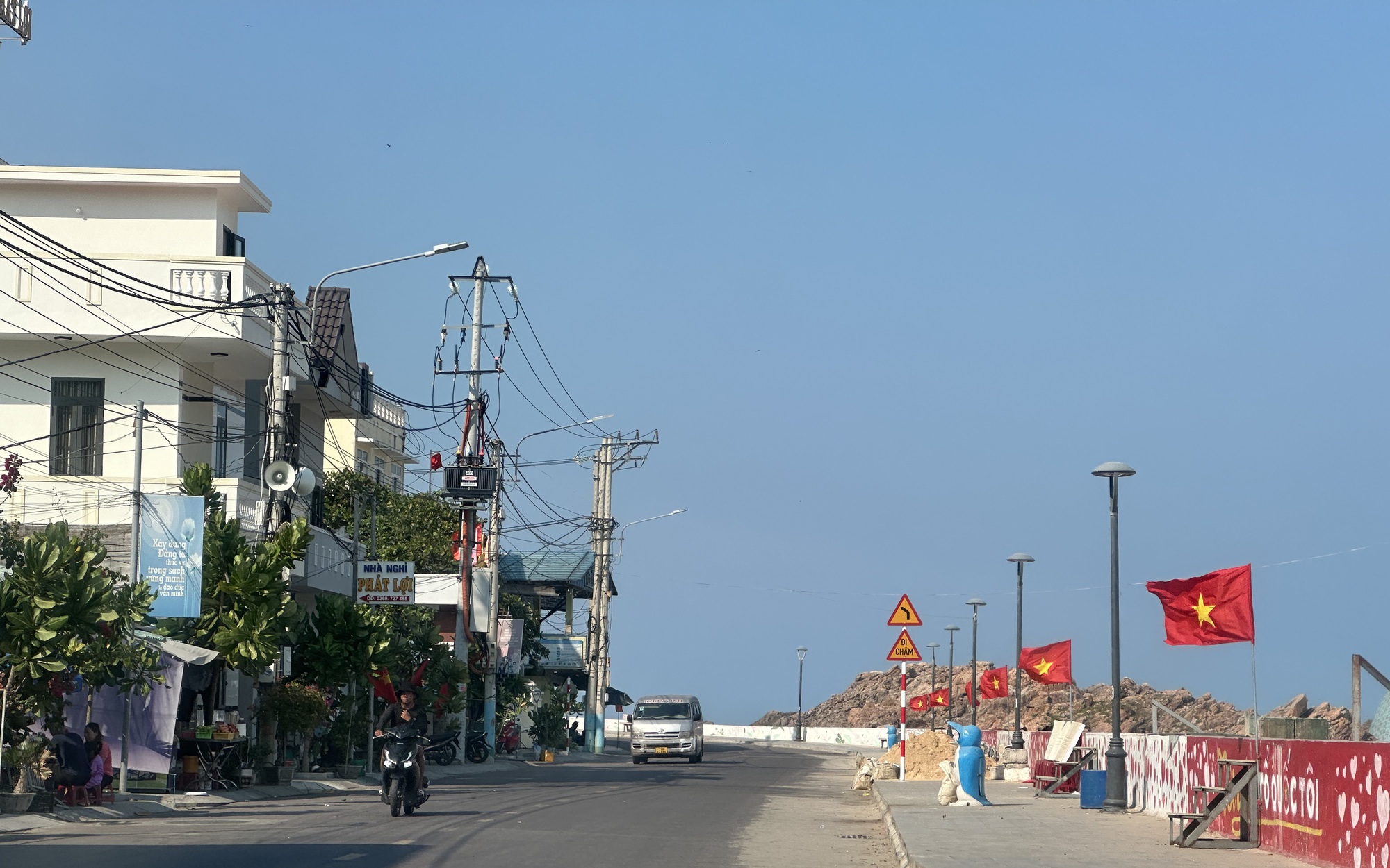 Bình Định rực rỡ cờ đỏ sao vàng từ Báo Người Lao Động trao tặng
