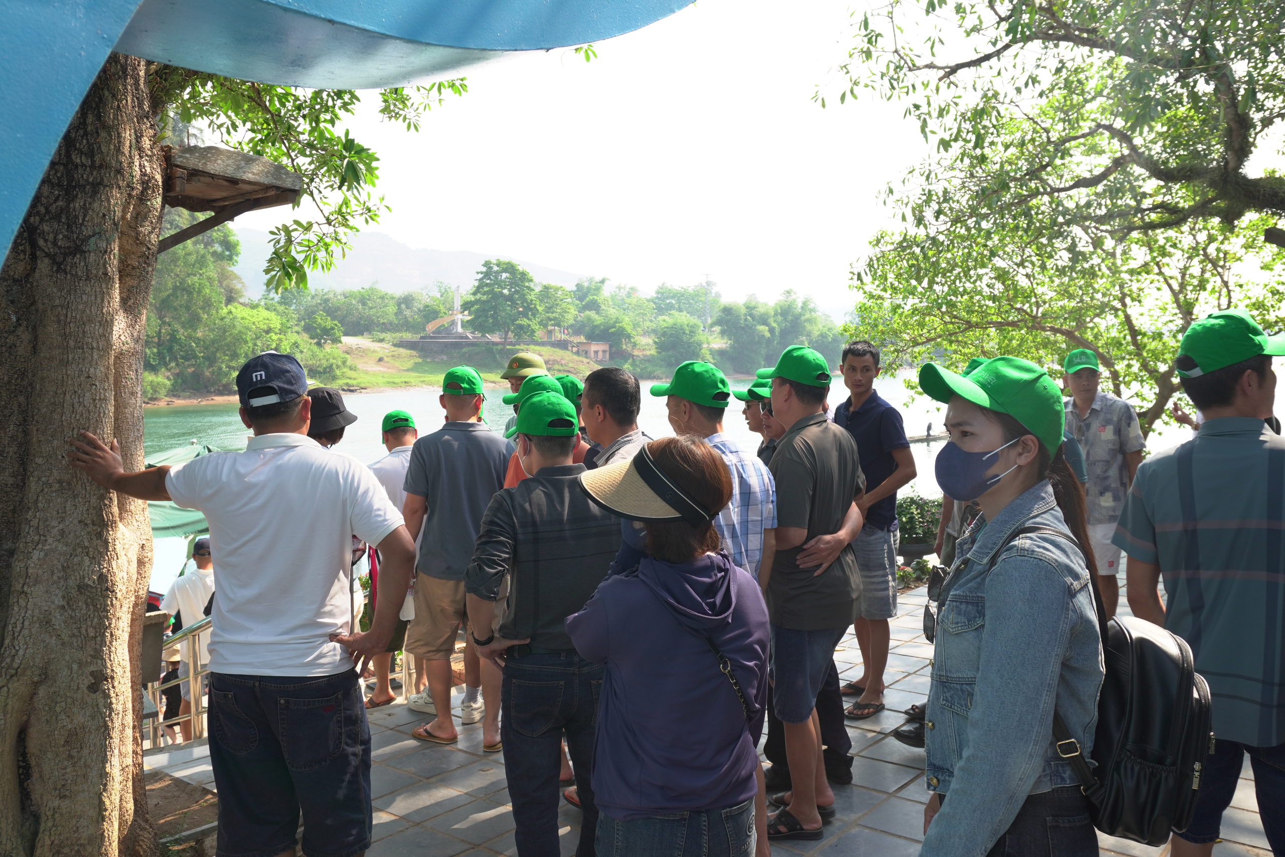 Nóng đỉnh điểm, 20.000 lượt du khách đổ xô đến Phong Nha để