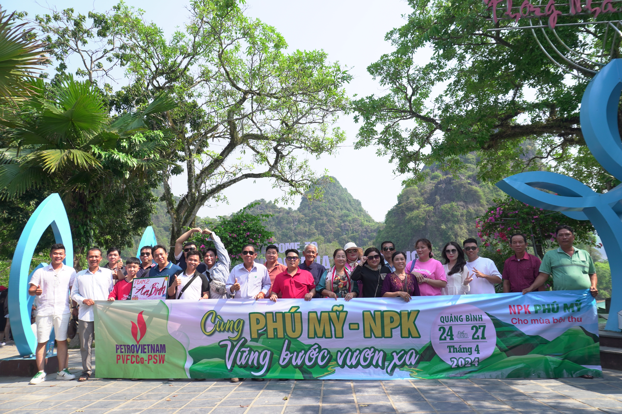 Nóng đỉnh điểm, 20.000 lượt du khách đổ xô đến Phong Nha để