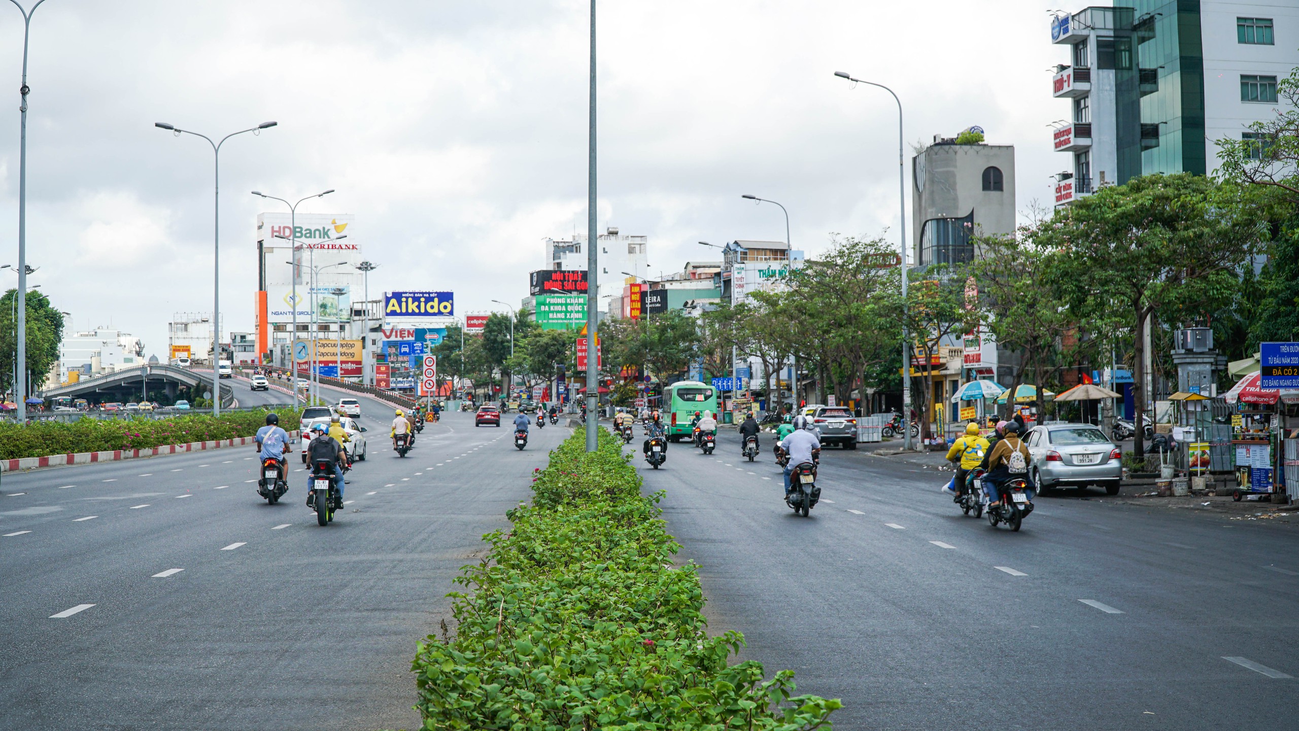 Phố phường TP HCM y&ecirc;n b&igrave;nh, rực rỡ cờ đỏ sao v&agrave;ng trong ng&agrave;y 30-4- Ảnh 1.