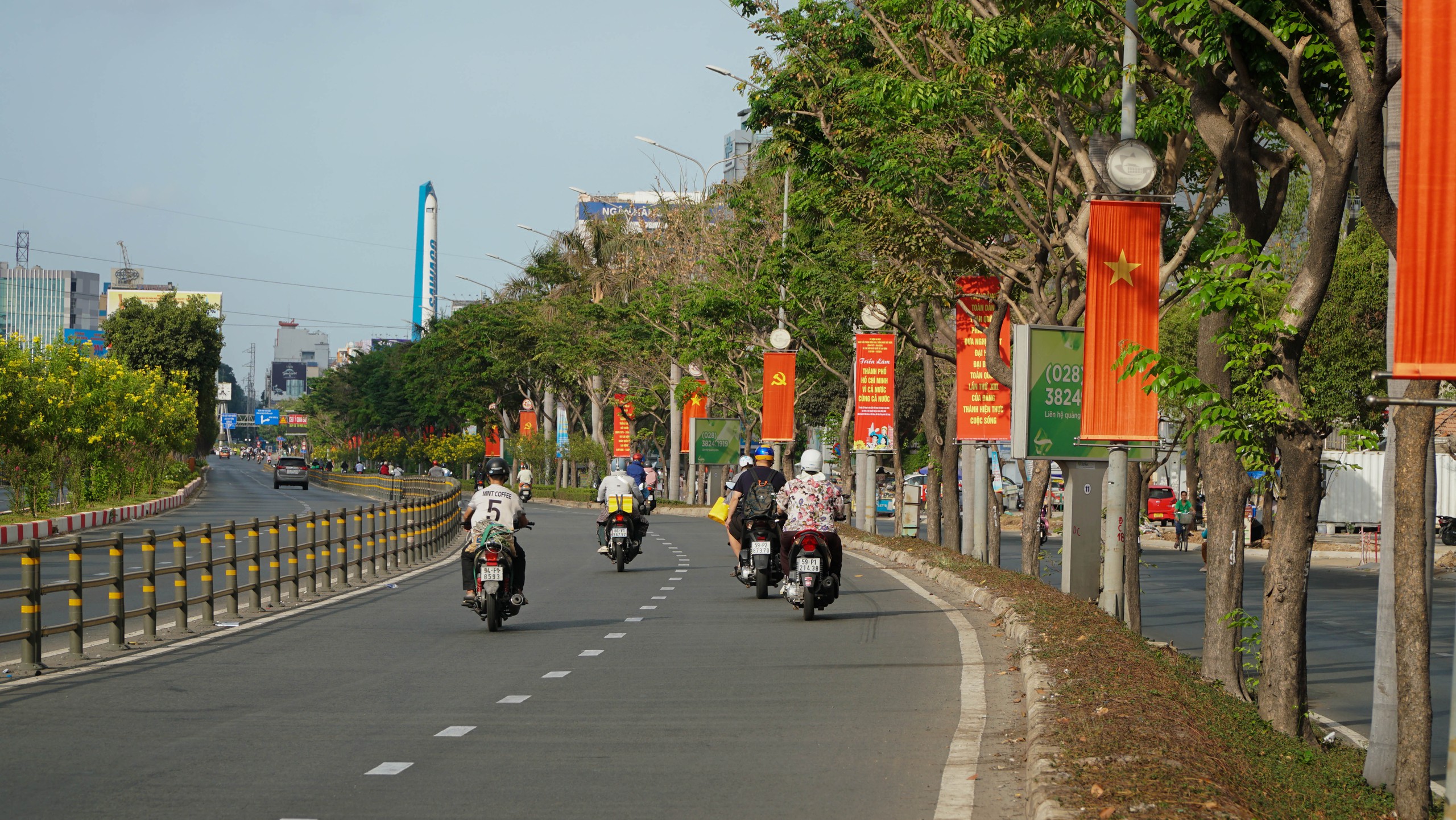 Phố phường TP HCM y&ecirc;n b&igrave;nh, rực rỡ cờ đỏ sao v&agrave;ng trong ng&agrave;y 30-4- Ảnh 2.