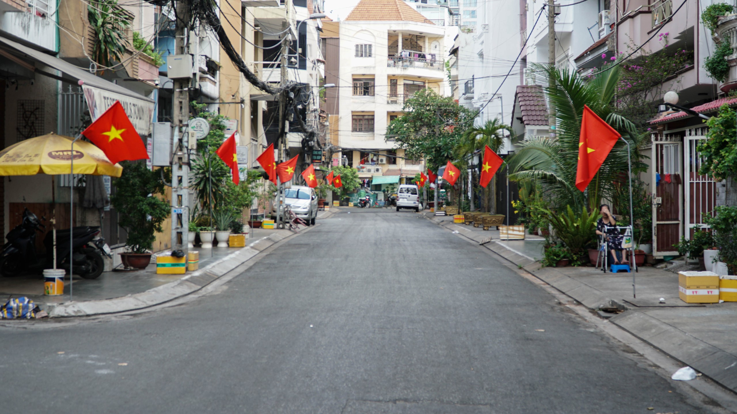 Phố phường TP HCM y&ecirc;n b&igrave;nh, rực rỡ cờ đỏ sao v&agrave;ng trong ng&agrave;y 30-4- Ảnh 11.