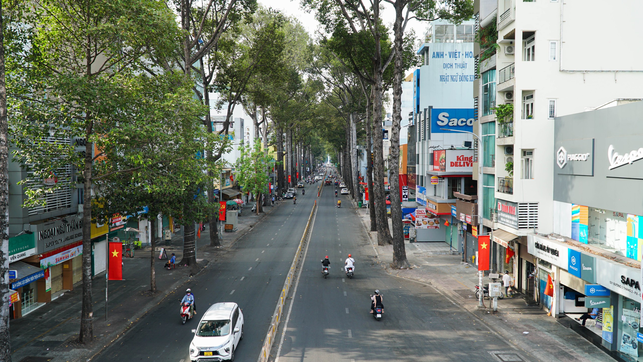 Phố phường TP HCM y&ecirc;n b&igrave;nh, rực rỡ cờ đỏ sao v&agrave;ng trong ng&agrave;y 30-4- Ảnh 6.