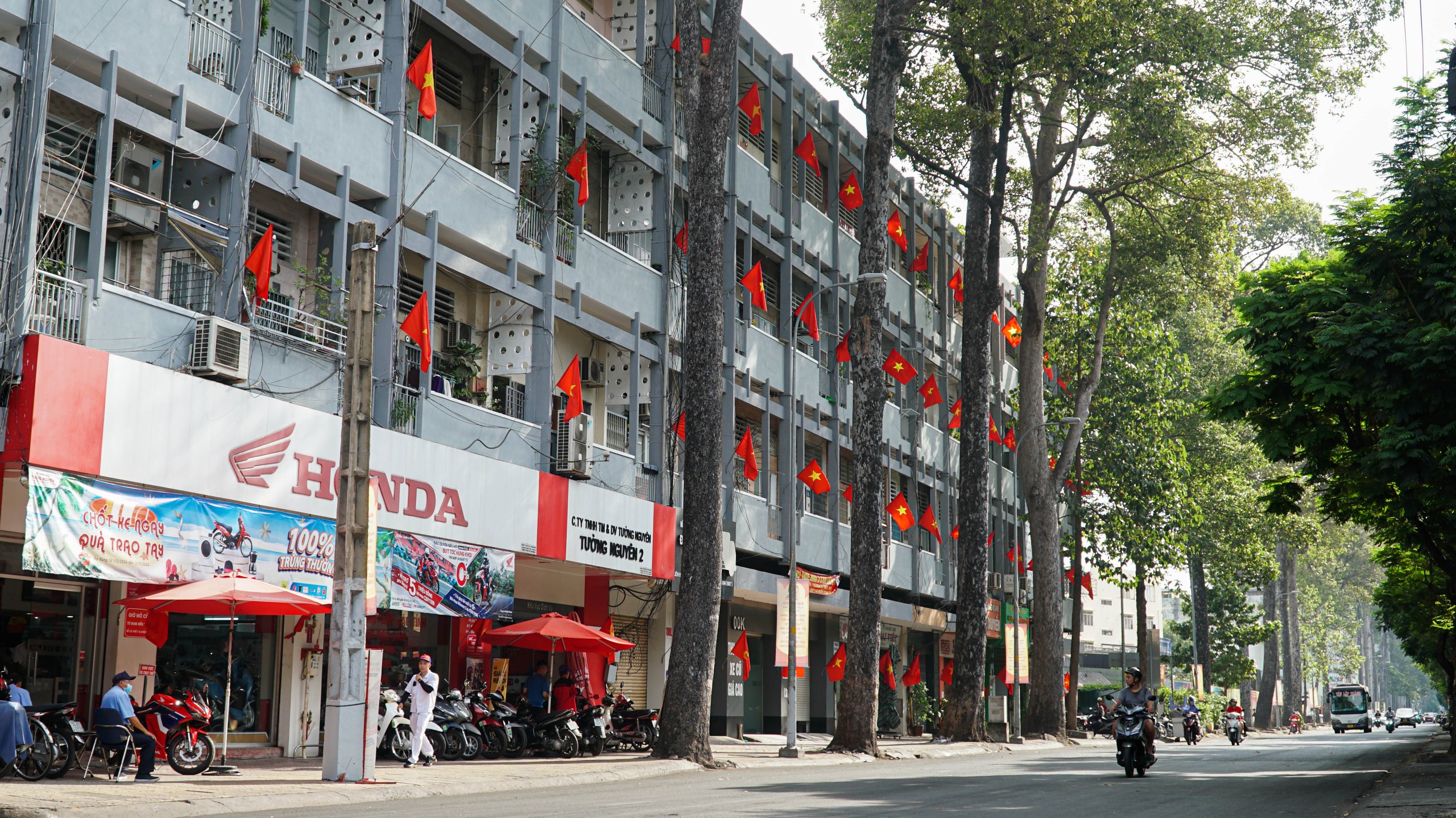 Phố phường TP HCM y&ecirc;n b&igrave;nh, rực rỡ cờ đỏ sao v&agrave;ng trong ng&agrave;y 30-4- Ảnh 9.
