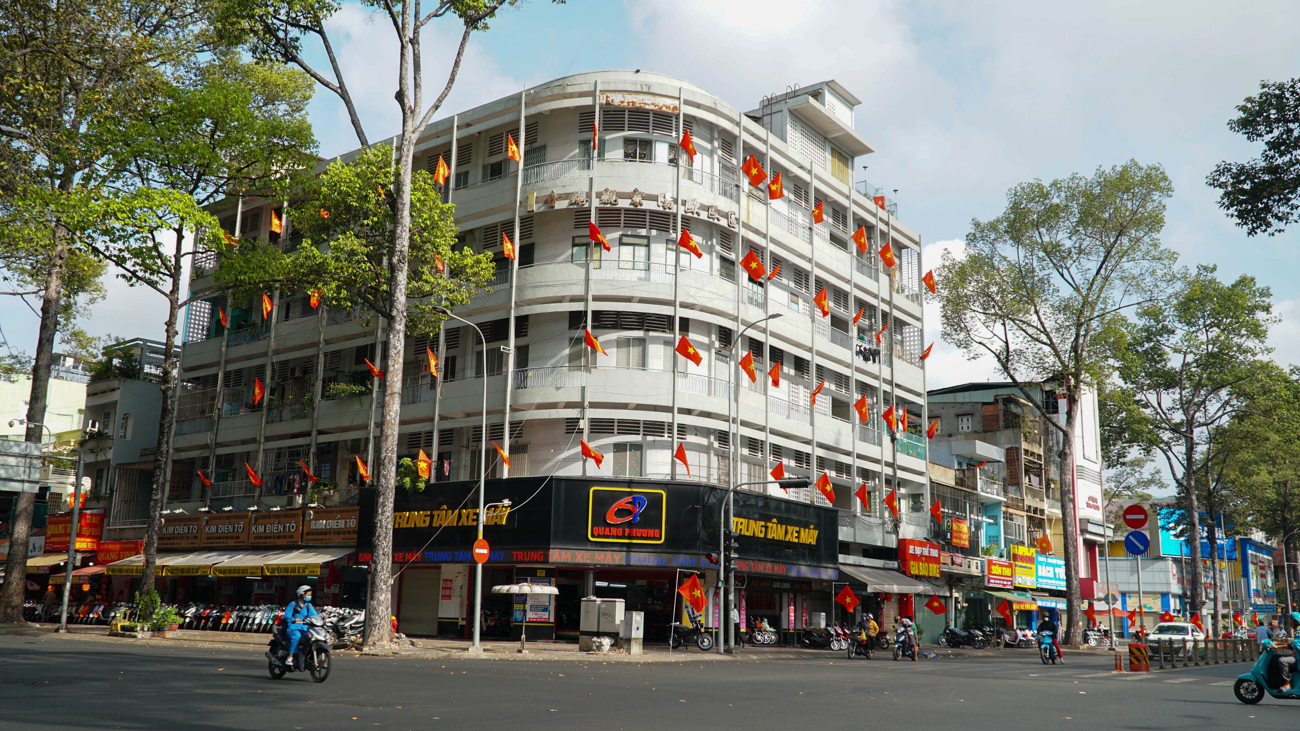 Phố phường TP HCM y&ecirc;n b&igrave;nh, rực rỡ cờ đỏ sao v&agrave;ng trong ng&agrave;y 30-4- Ảnh 8.