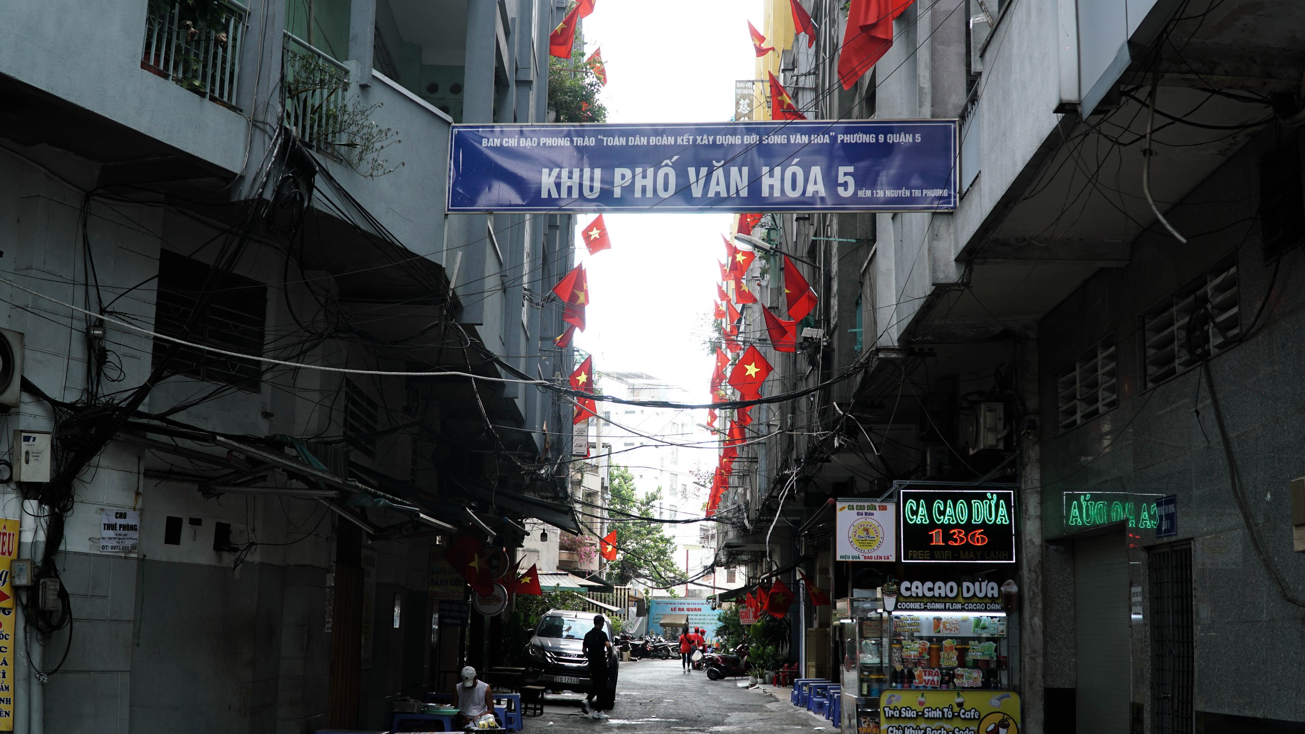 Phố phường TP HCM y&ecirc;n b&igrave;nh, rực rỡ cờ đỏ sao v&agrave;ng trong ng&agrave;y 30-4- Ảnh 10.