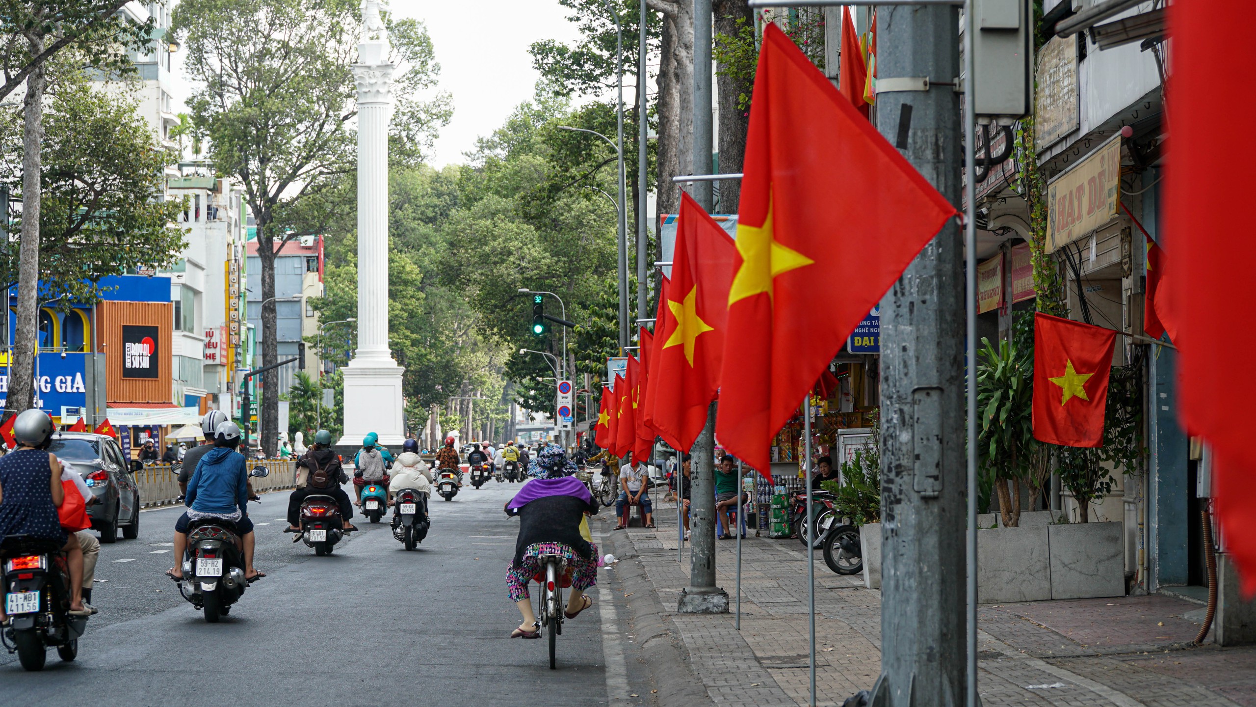 Phố phường TP HCM y&ecirc;n b&igrave;nh, rực rỡ cờ đỏ sao v&agrave;ng trong ng&agrave;y 30-4- Ảnh 7.