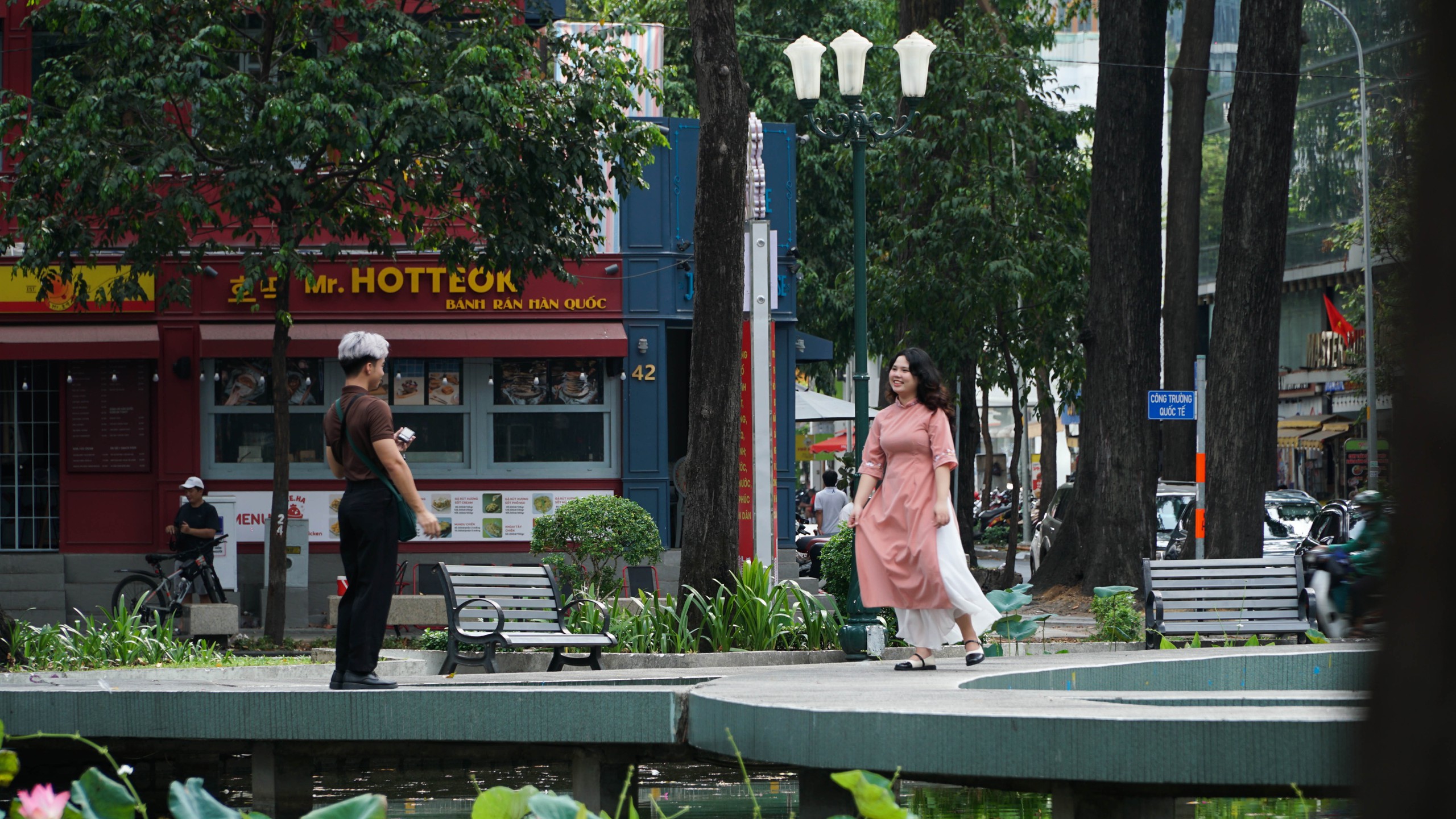 Phố phường TP HCM y&ecirc;n b&igrave;nh, rực rỡ cờ đỏ sao v&agrave;ng trong ng&agrave;y 30-4- Ảnh 15.