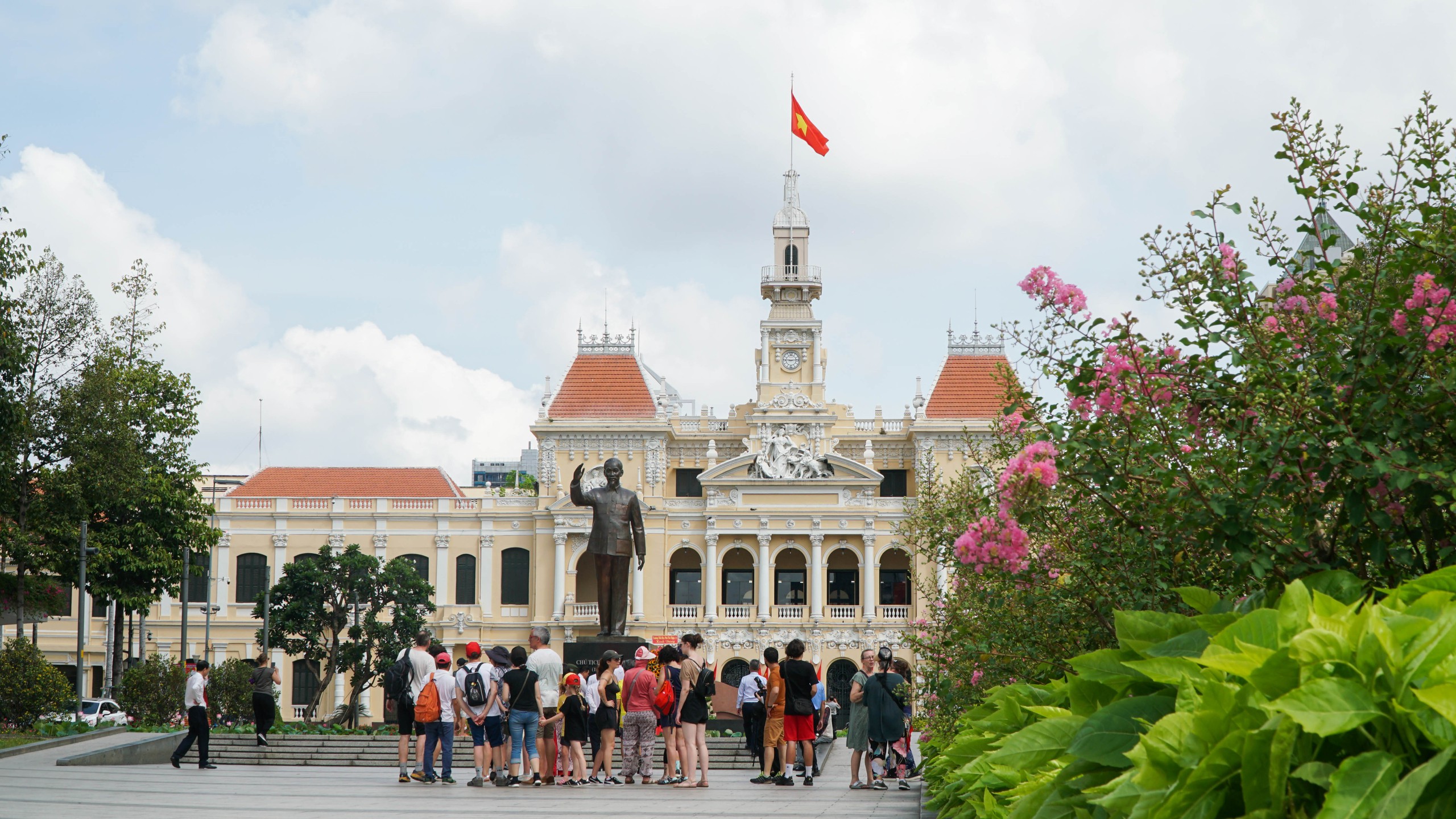 Phố phường TP HCM y&ecirc;n b&igrave;nh, rực rỡ cờ đỏ sao v&agrave;ng trong ng&agrave;y 30-4- Ảnh 22.