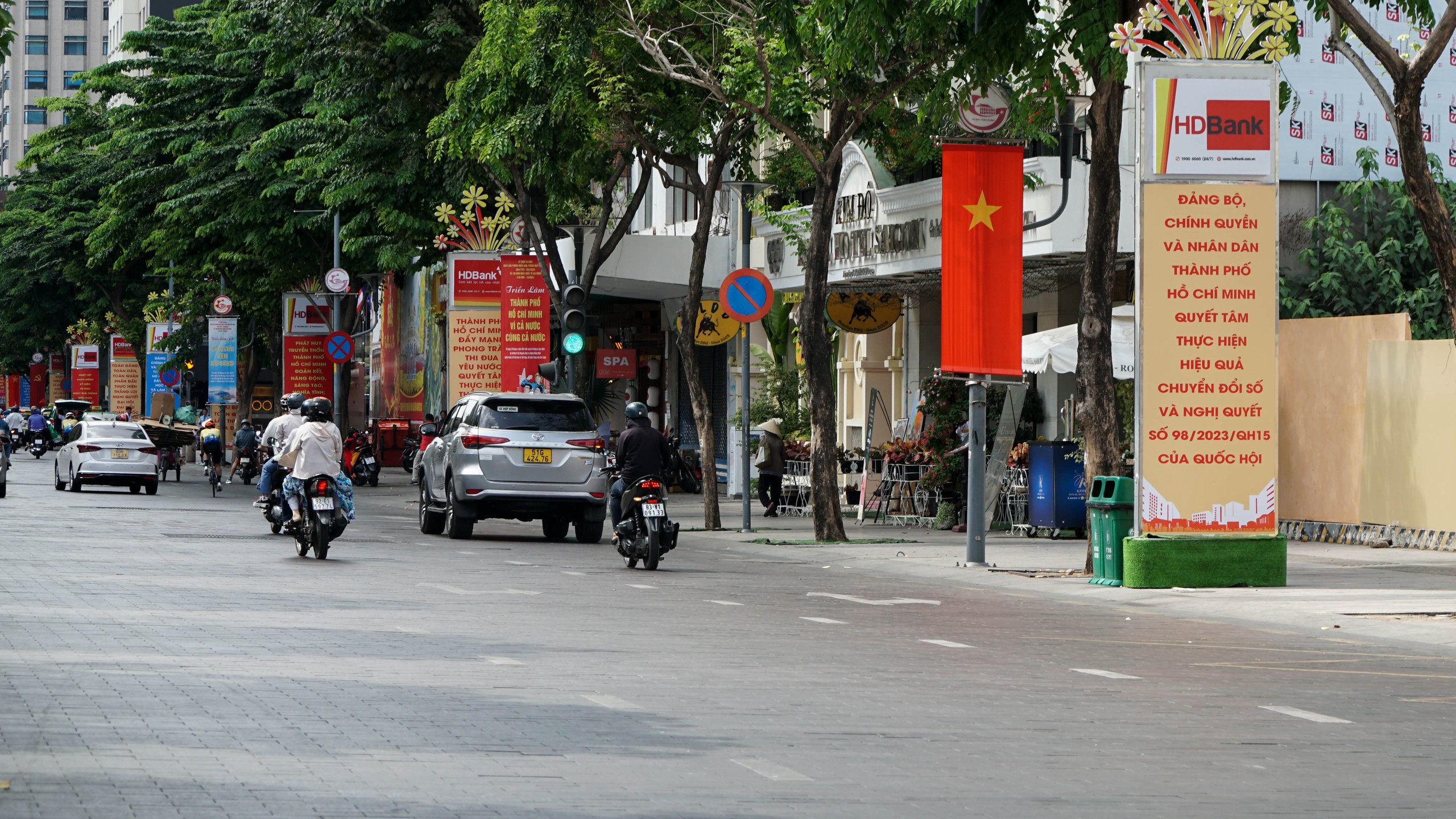 Phố phường TP HCM y&ecirc;n b&igrave;nh, rực rỡ cờ đỏ sao v&agrave;ng trong ng&agrave;y 30-4- Ảnh 24.