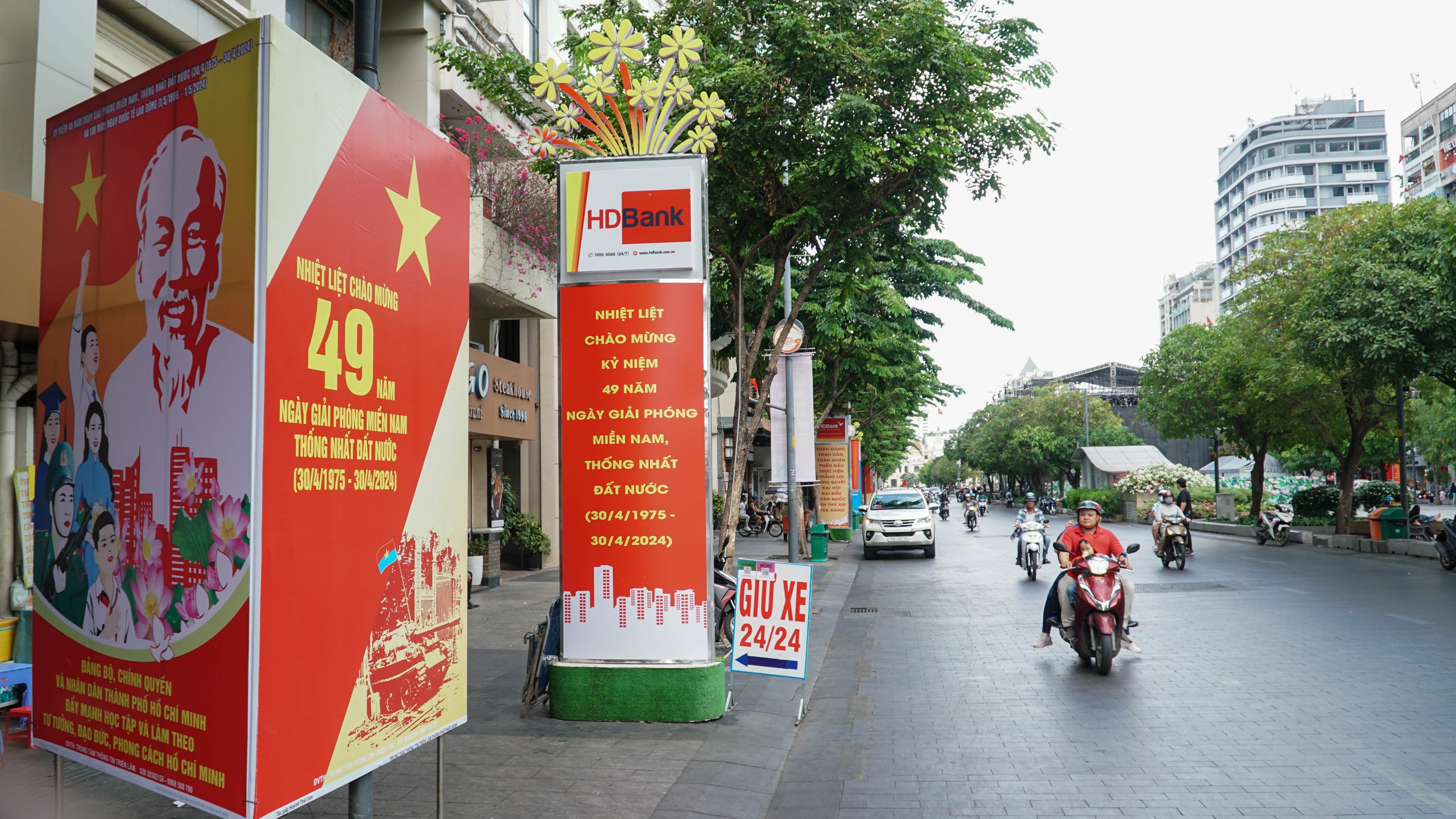 Phố phường TP HCM y&ecirc;n b&igrave;nh, rực rỡ cờ đỏ sao v&agrave;ng trong ng&agrave;y 30-4- Ảnh 25.