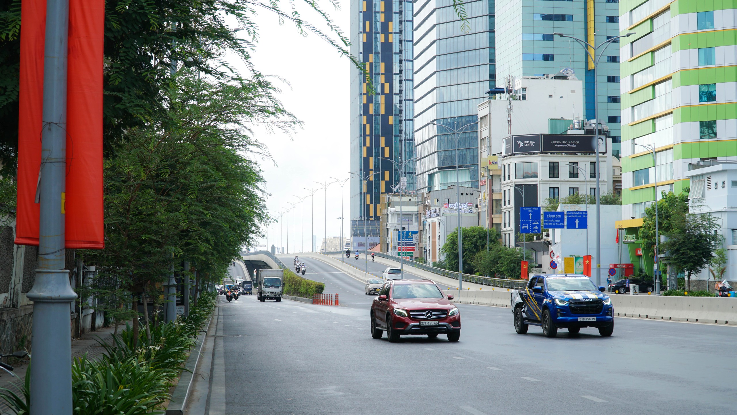 Phố phường TP HCM y&ecirc;n b&igrave;nh, rực rỡ cờ đỏ sao v&agrave;ng trong ng&agrave;y 30-4- Ảnh 5.