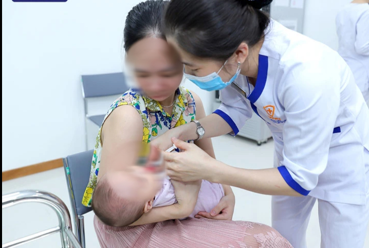 Trẻ được uống vắc-xin ngừa virus Rota miễn ph&iacute;- Ảnh 1.