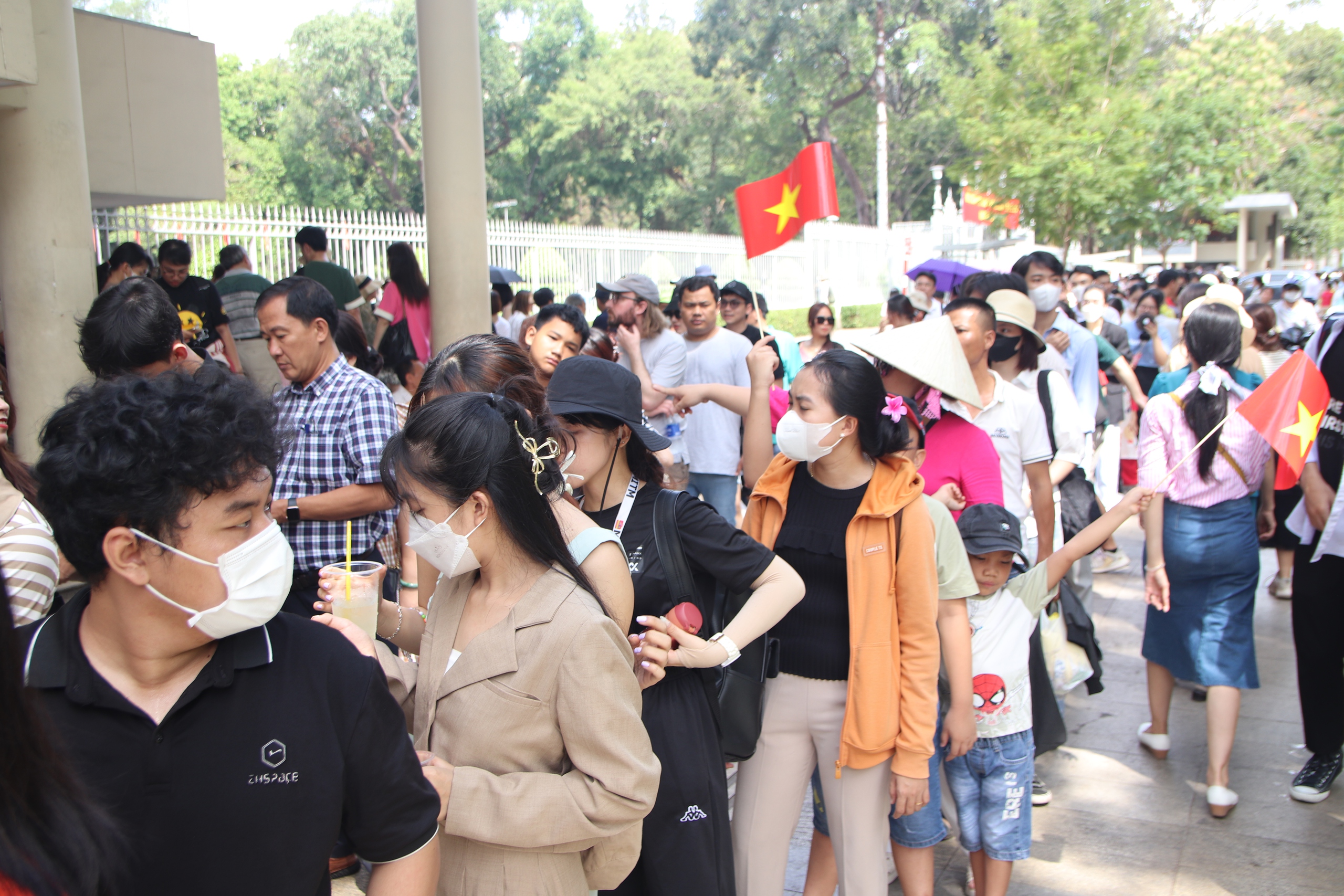 Người d&acirc;n, du kh&aacute;ch xếp h&agrave;ng tham quan Hội trường Thống Nhất ng&agrave;y 30-4- Ảnh 3.