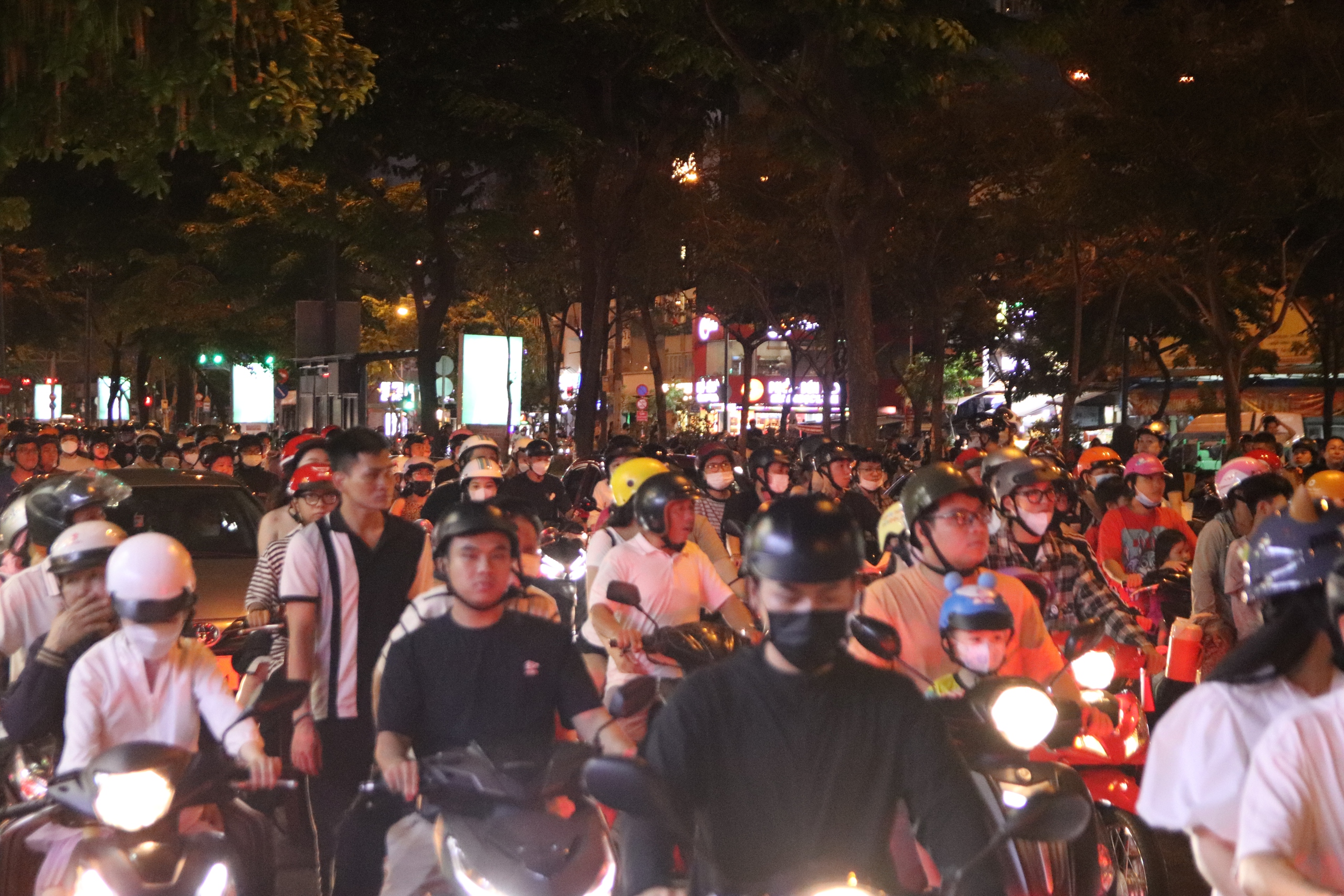 Trung t&acirc;m TP HCM kẹt xe, đầy r&aacute;c sau chương tr&igrave;nh bắn ph&aacute;o hoa lễ 30-4- Ảnh 1.