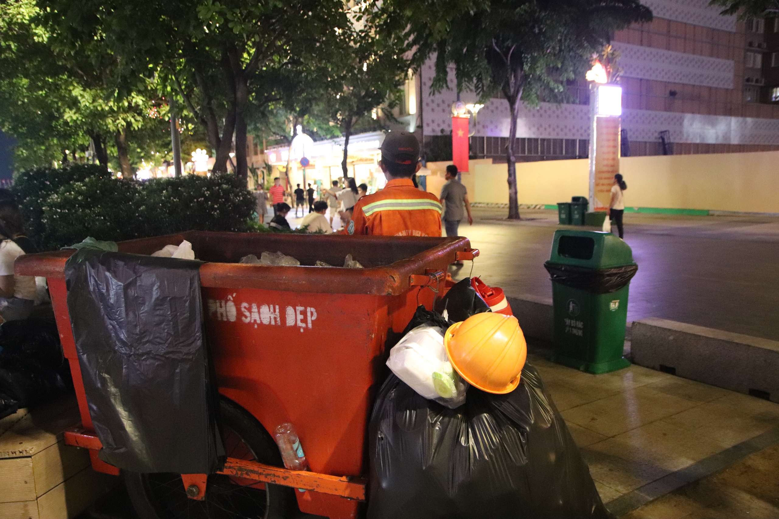 Trung t&acirc;m TP HCM kẹt xe, đầy r&aacute;c sau chương tr&igrave;nh bắn ph&aacute;o hoa lễ 30-4- Ảnh 7.