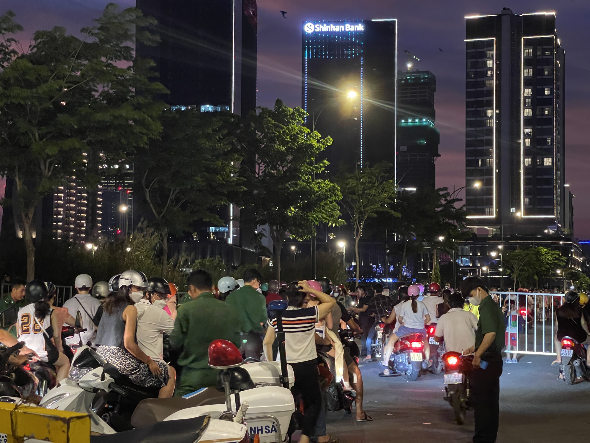 TP HCM: Người d&acirc;n đổ về c&aacute;c điểm bắn ph&aacute;o hoa, h&agrave;ng rong bủa v&acirc;y phố đi bộ- Ảnh 6.