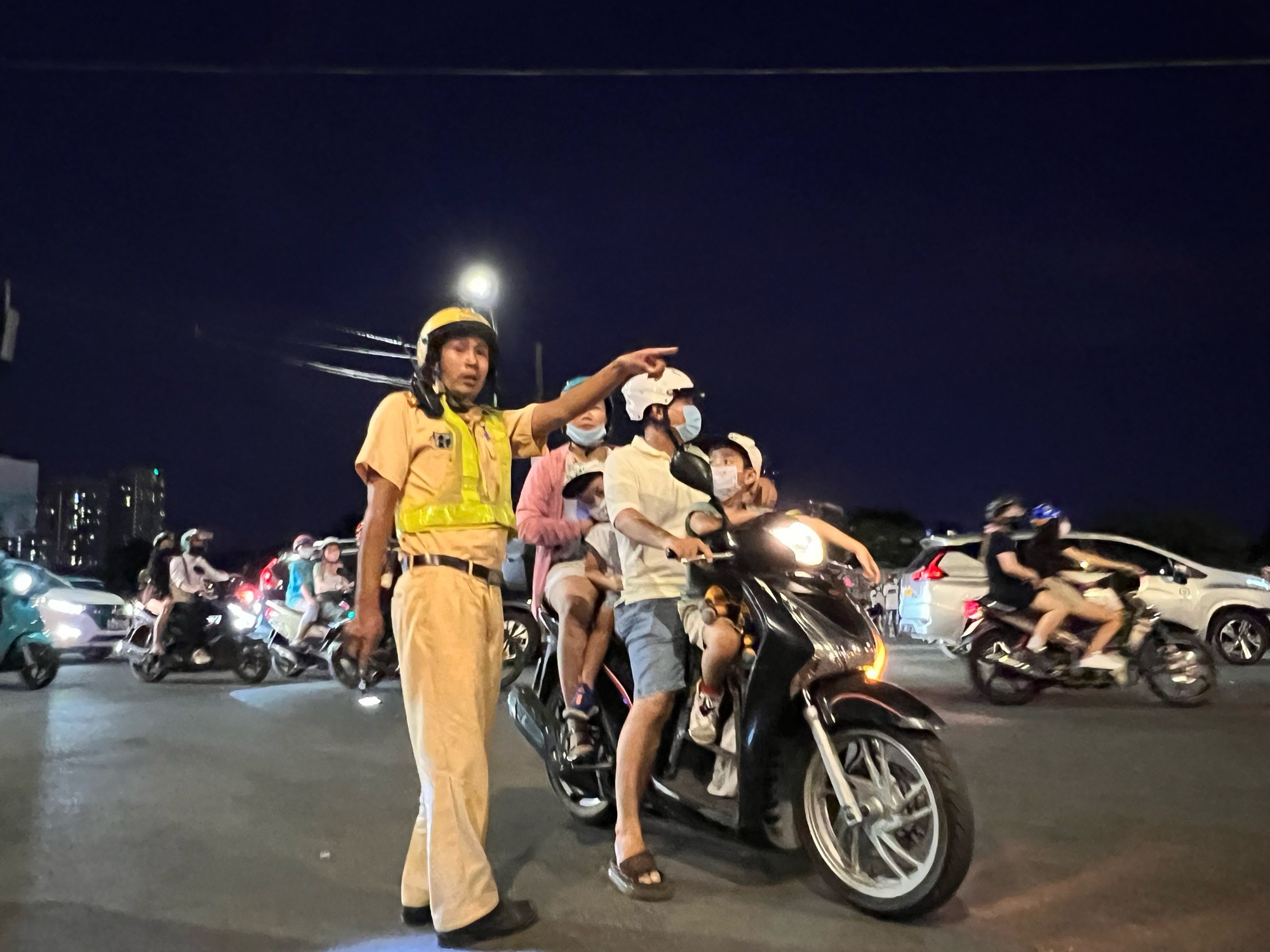 TP HCM: Người d&acirc;n đổ về c&aacute;c điểm bắn ph&aacute;o hoa, h&agrave;ng rong bủa v&acirc;y phố đi bộ- Ảnh 4.