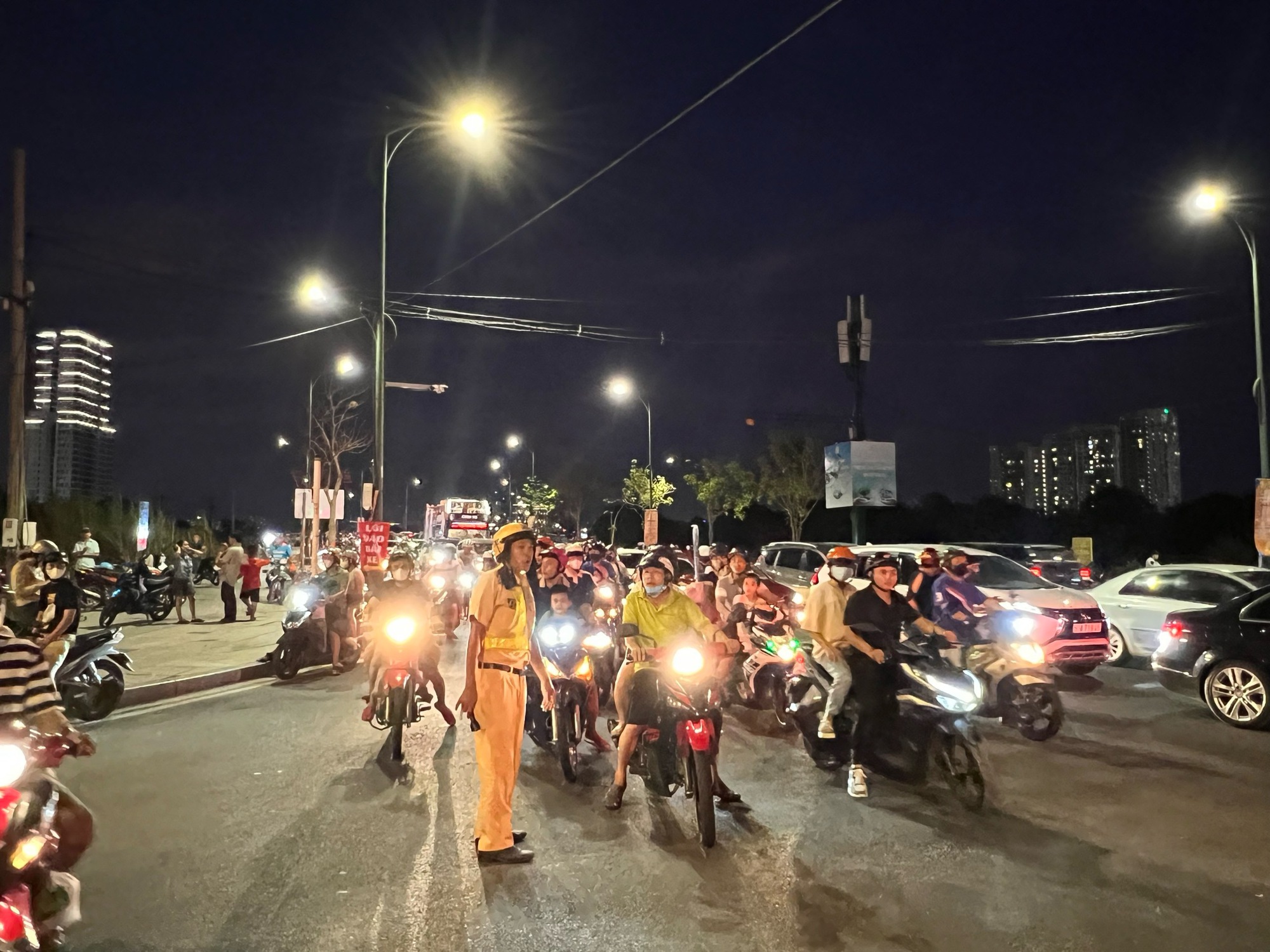 TP HCM: Người d&acirc;n đổ về c&aacute;c điểm bắn ph&aacute;o hoa, h&agrave;ng rong bủa v&acirc;y phố đi bộ- Ảnh 3.