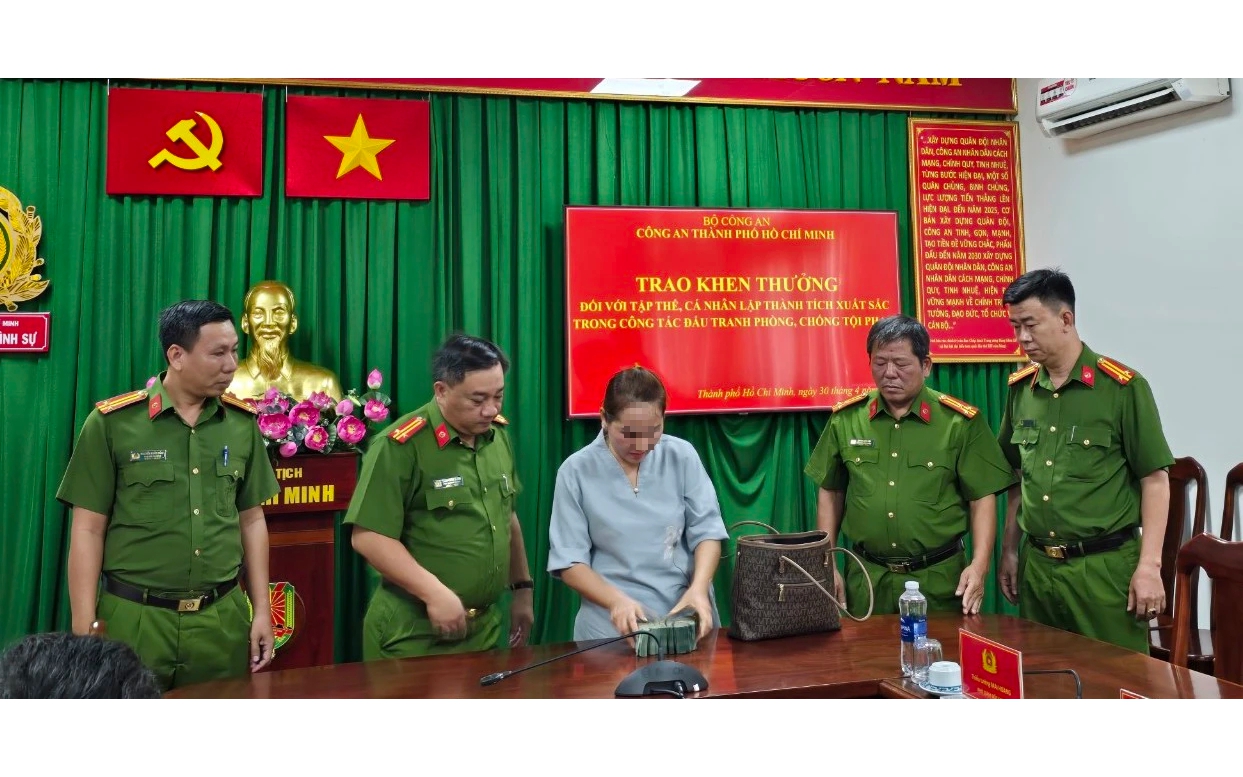 C&ocirc;ng an TP HCM bắt tại trận băng cướp 1,1 tỉ đồng