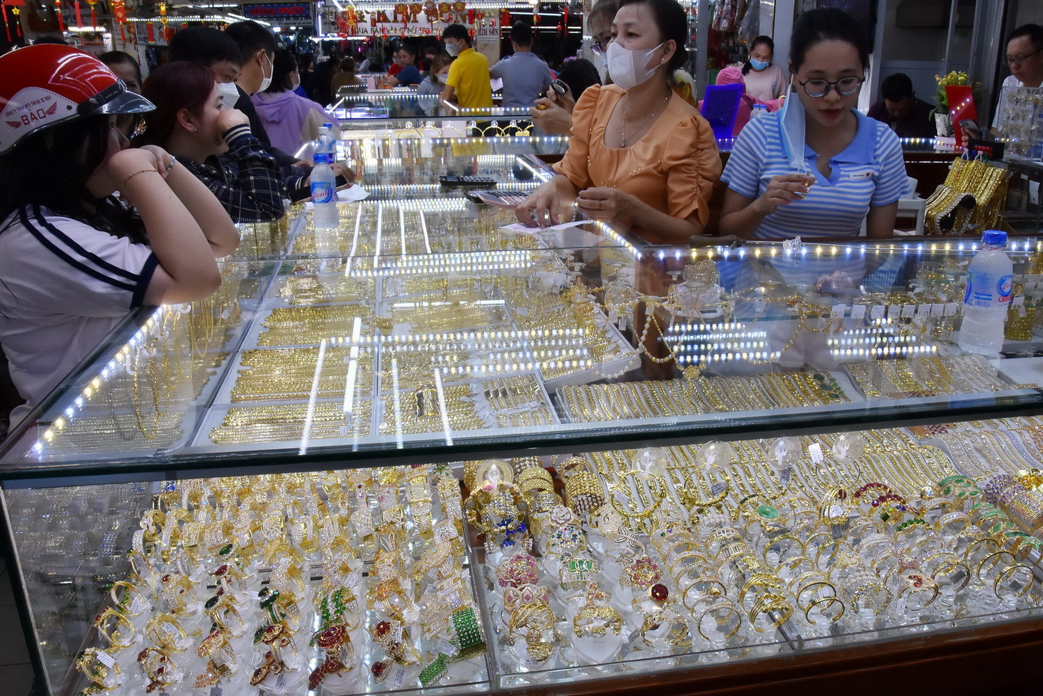 Gi&aacute; v&agrave;ng h&ocirc;m nay, 1-5: Tiếp tục giảm mạnh- Ảnh 1.