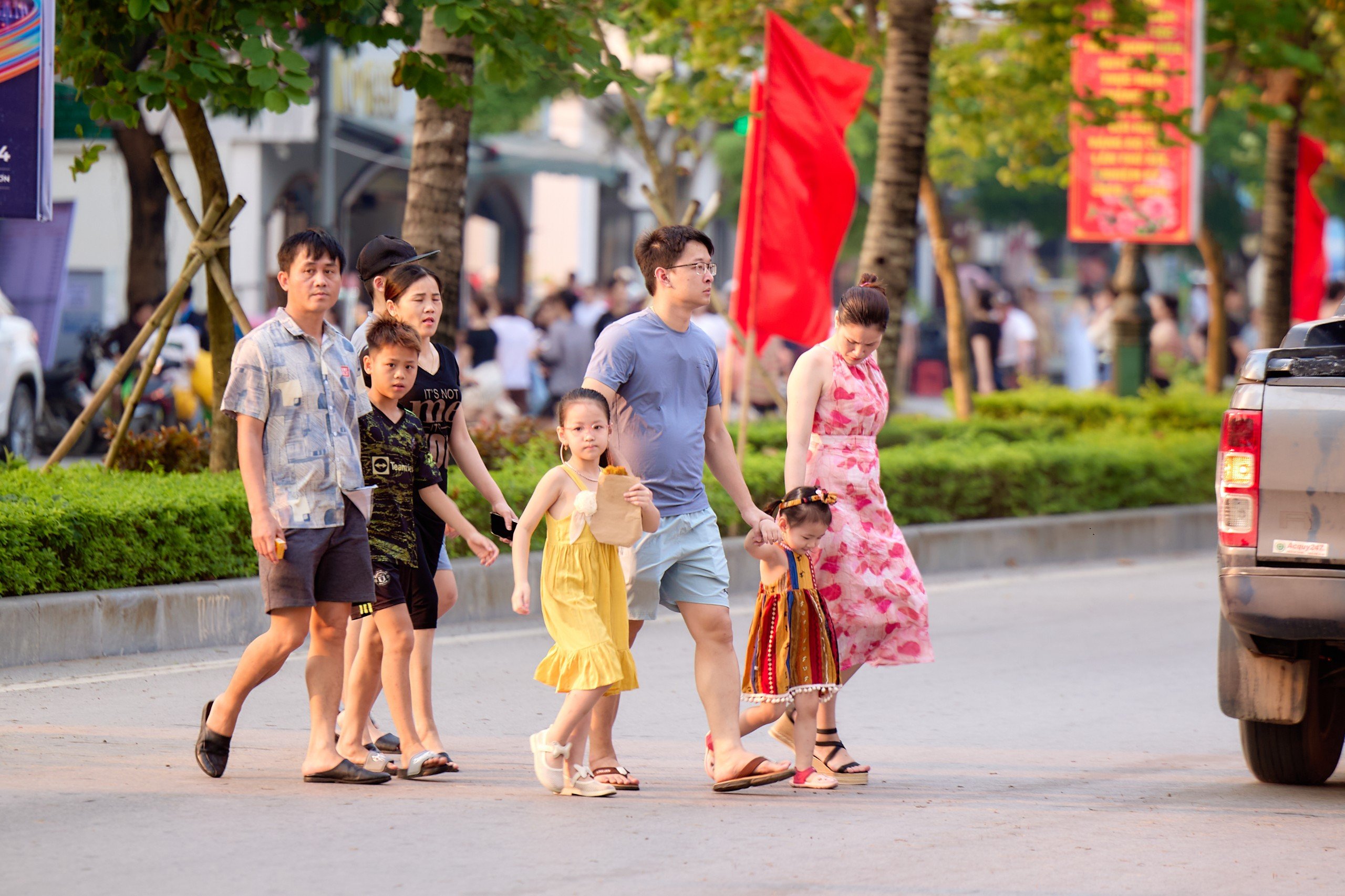 Du kh&aacute;ch &ugrave;n &ugrave;n đổ về, biển Sầm Sơn ken đặc người- Ảnh 12.