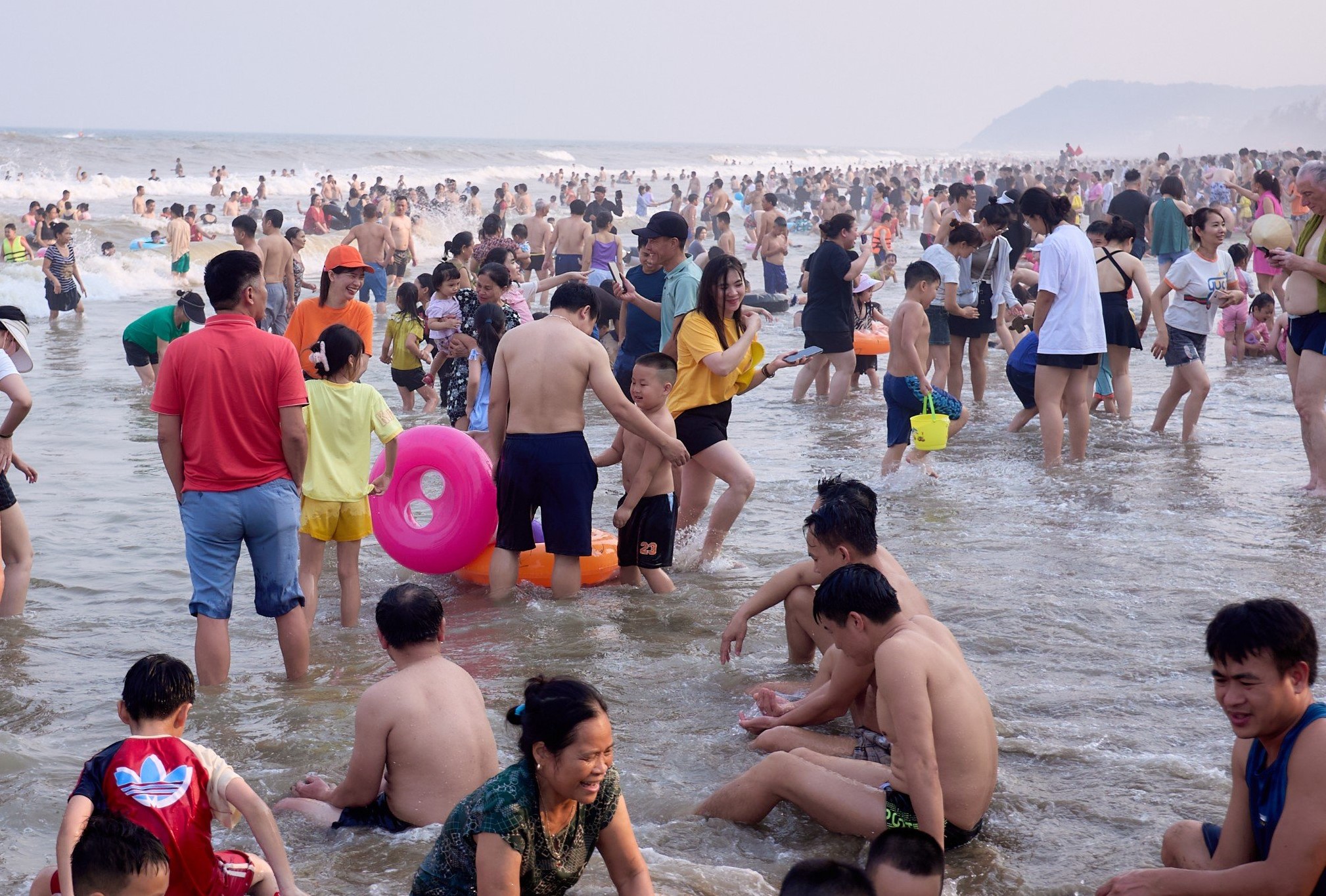 Du kh&aacute;ch &ugrave;n &ugrave;n đổ về, biển Sầm Sơn ken đặc người- Ảnh 8.