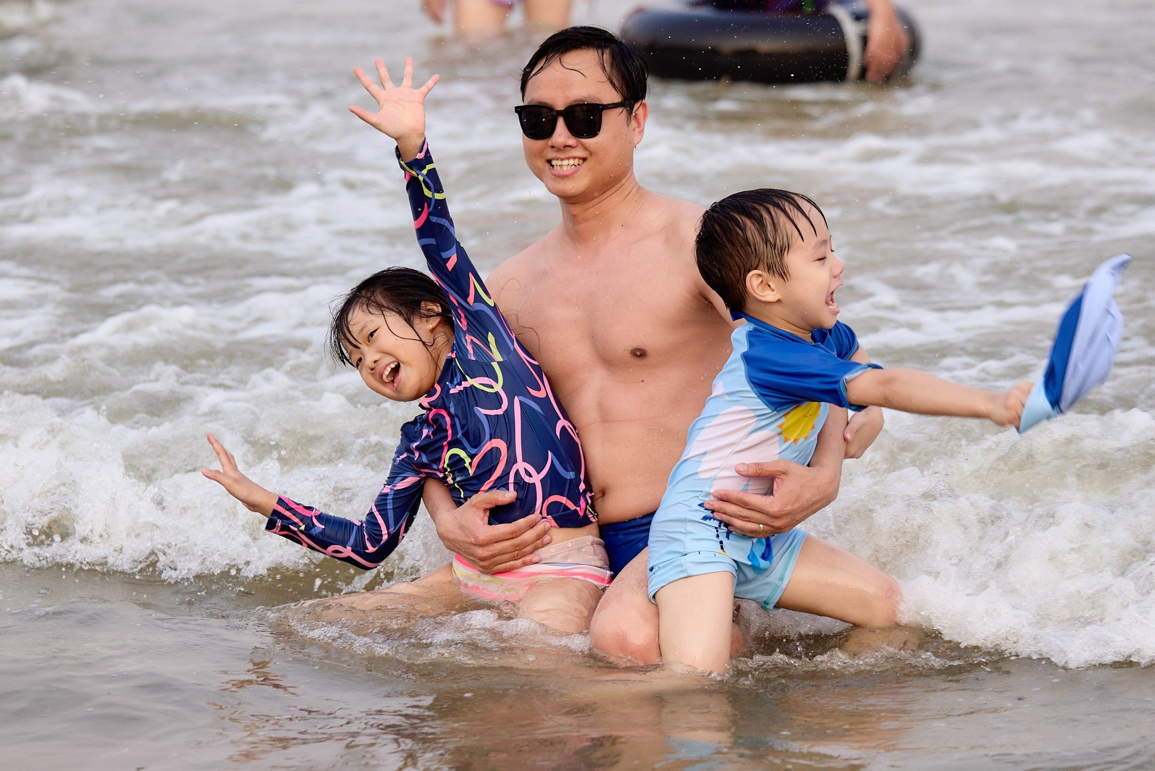 Du kh&aacute;ch &ugrave;n &ugrave;n đổ về, biển Sầm Sơn ken đặc người- Ảnh 10.