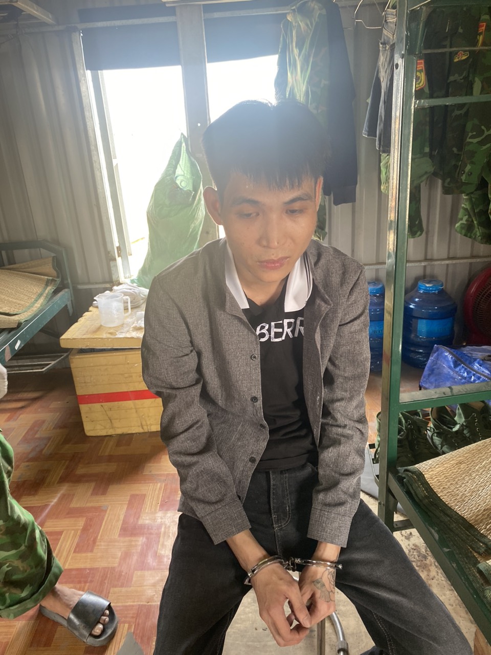 CLIP: Bắt đối tượng giấu ma tuý trong quần lót - Ảnh 2.
