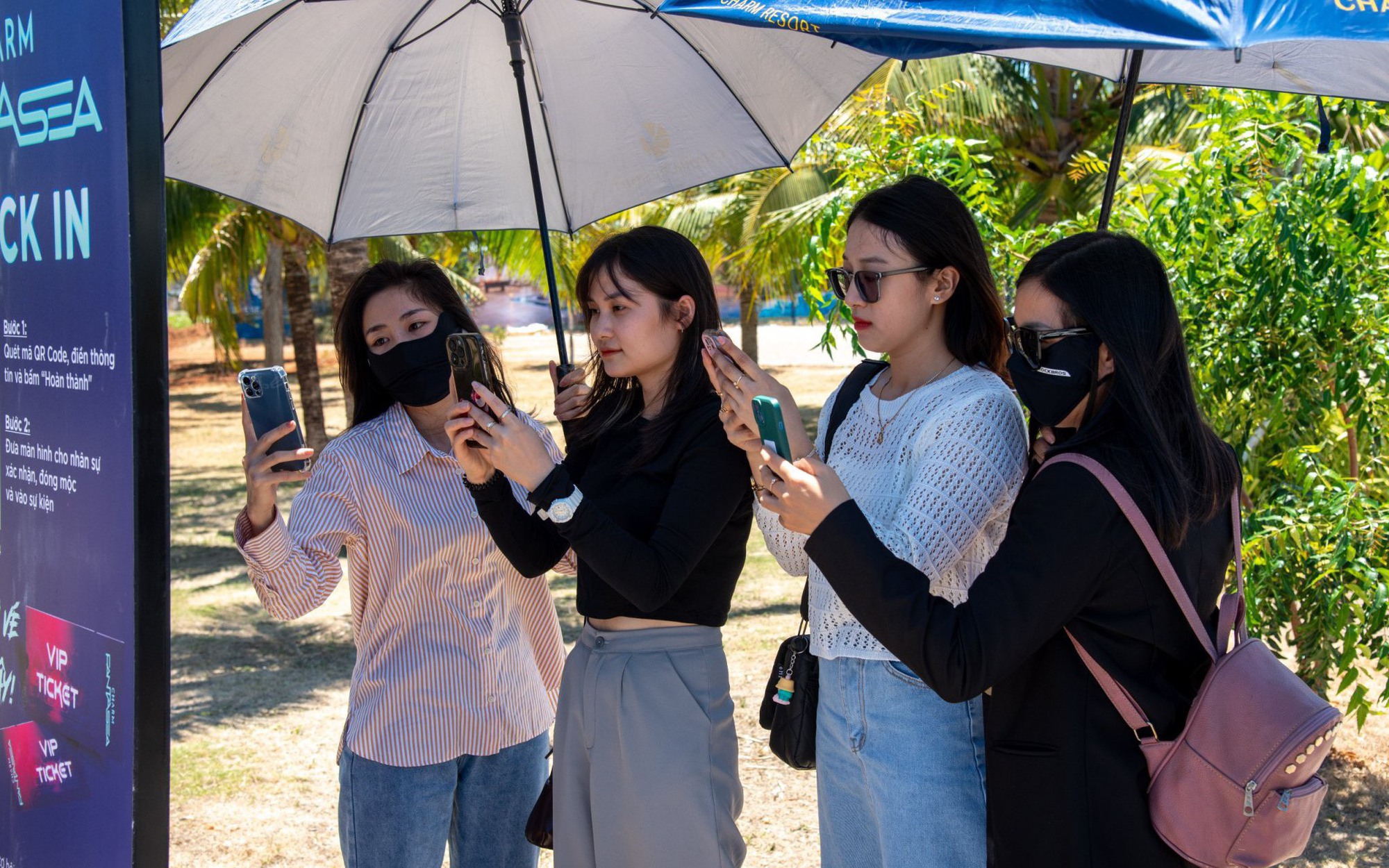 Hồ Tràm "cháy phòng" vì có Đen Vâu cùng nhiều ca sĩ nổi tiếng