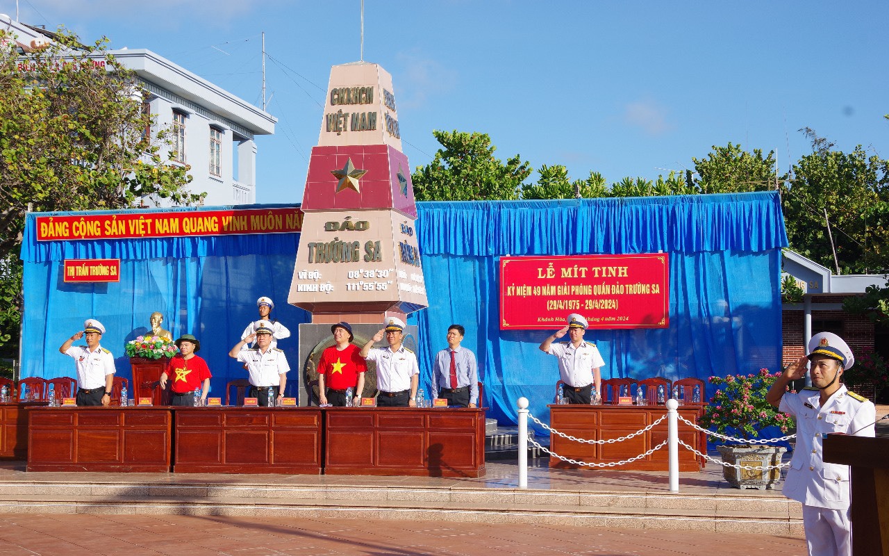 Trường Sa mít tinh kỷ niệm ngày 30-4