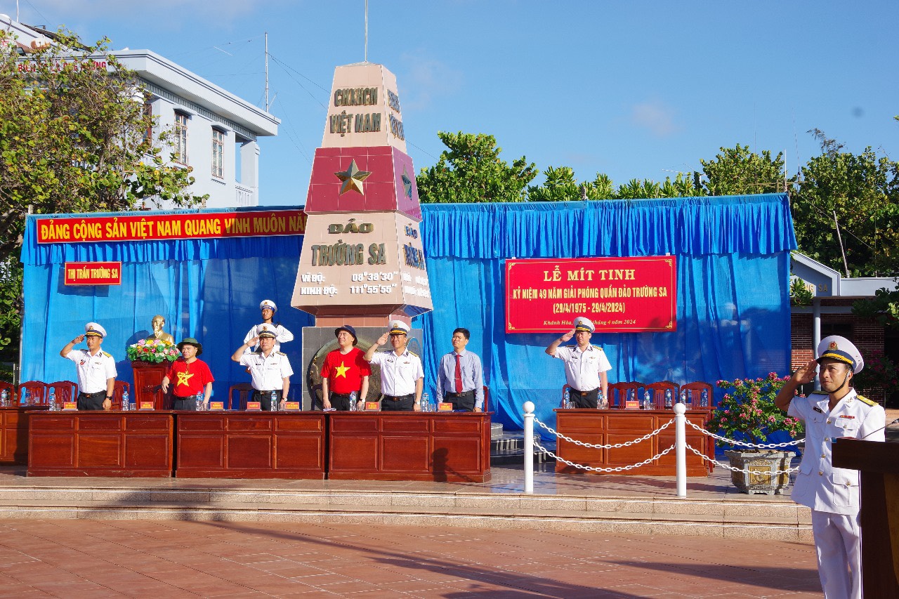 Trường Sa mít tinh kỷ niệm ngày 30-4- Ảnh 1.