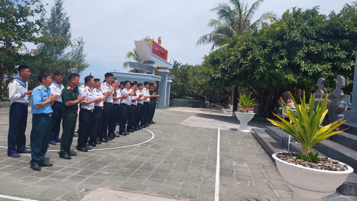 Trường Sa mít tinh kỷ niệm ngày 30-4- Ảnh 2.