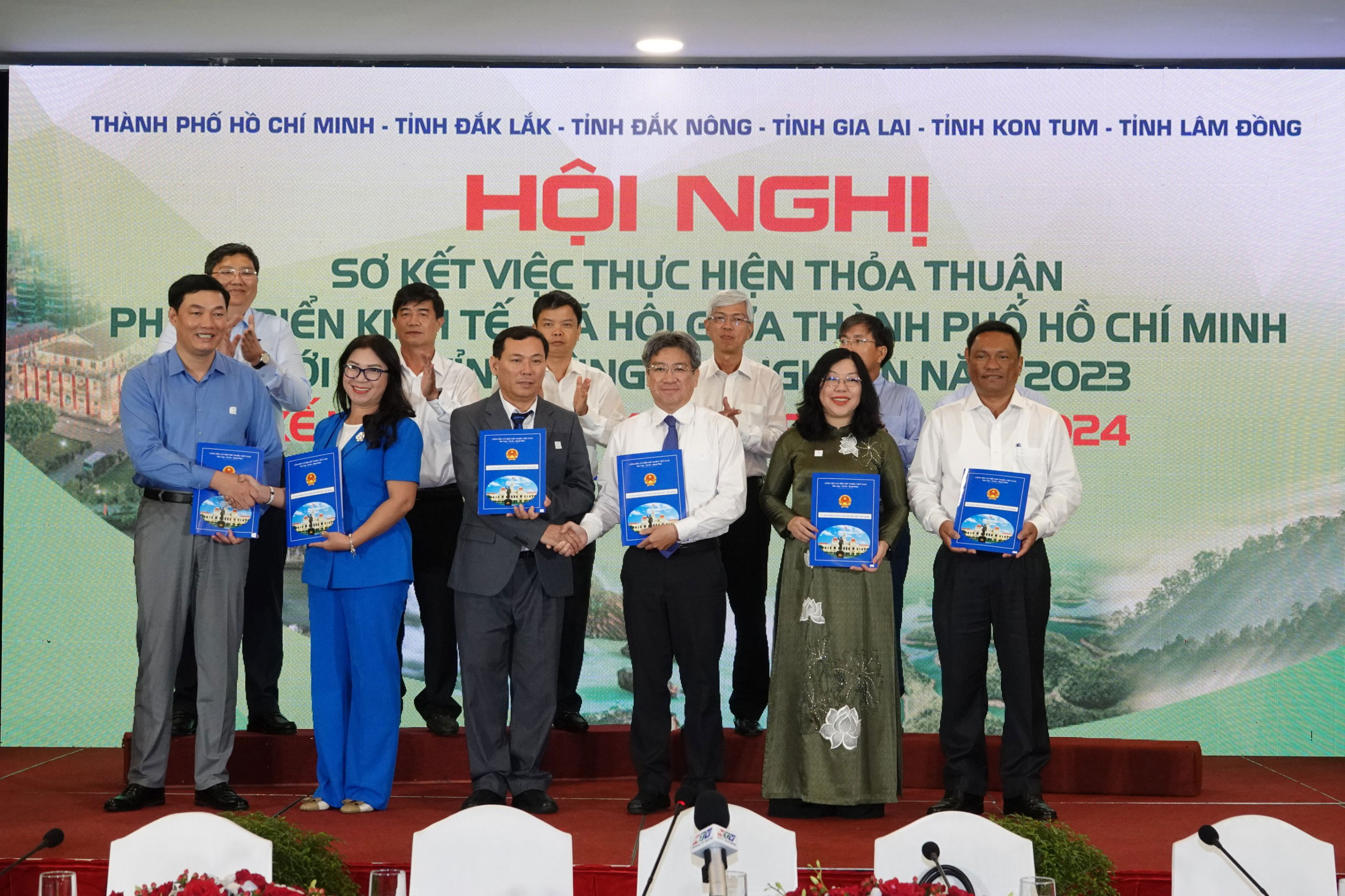 Đại diện cơ quan chức năng TP HCM và các tỉnh Tây Nguyên trao văn bản ghi nhớ hợp tác Ảnh: TRUNG DŨNG