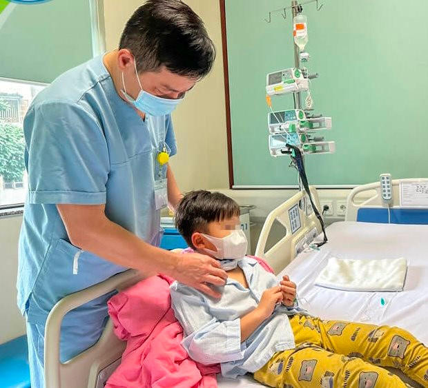 Ngã vào kệ tivi, bé trai vỡ khí quản, tính mạng nguy kịch- Ảnh 1.