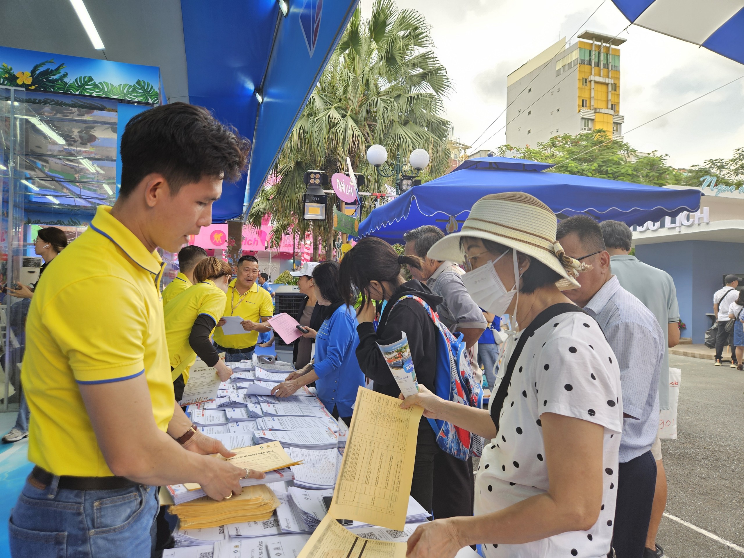 Rủ nhau mua tour đường sông chưa tới 300.000 đồng ở TP HCM- Ảnh 1.