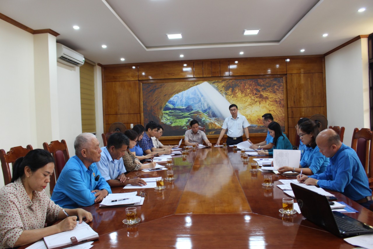 Báo Người Lao Động và Nghiệp đoàn Nghề cá tặng cờ Tổ quốc cho ngư dân Quảng Bình- Ảnh 2.