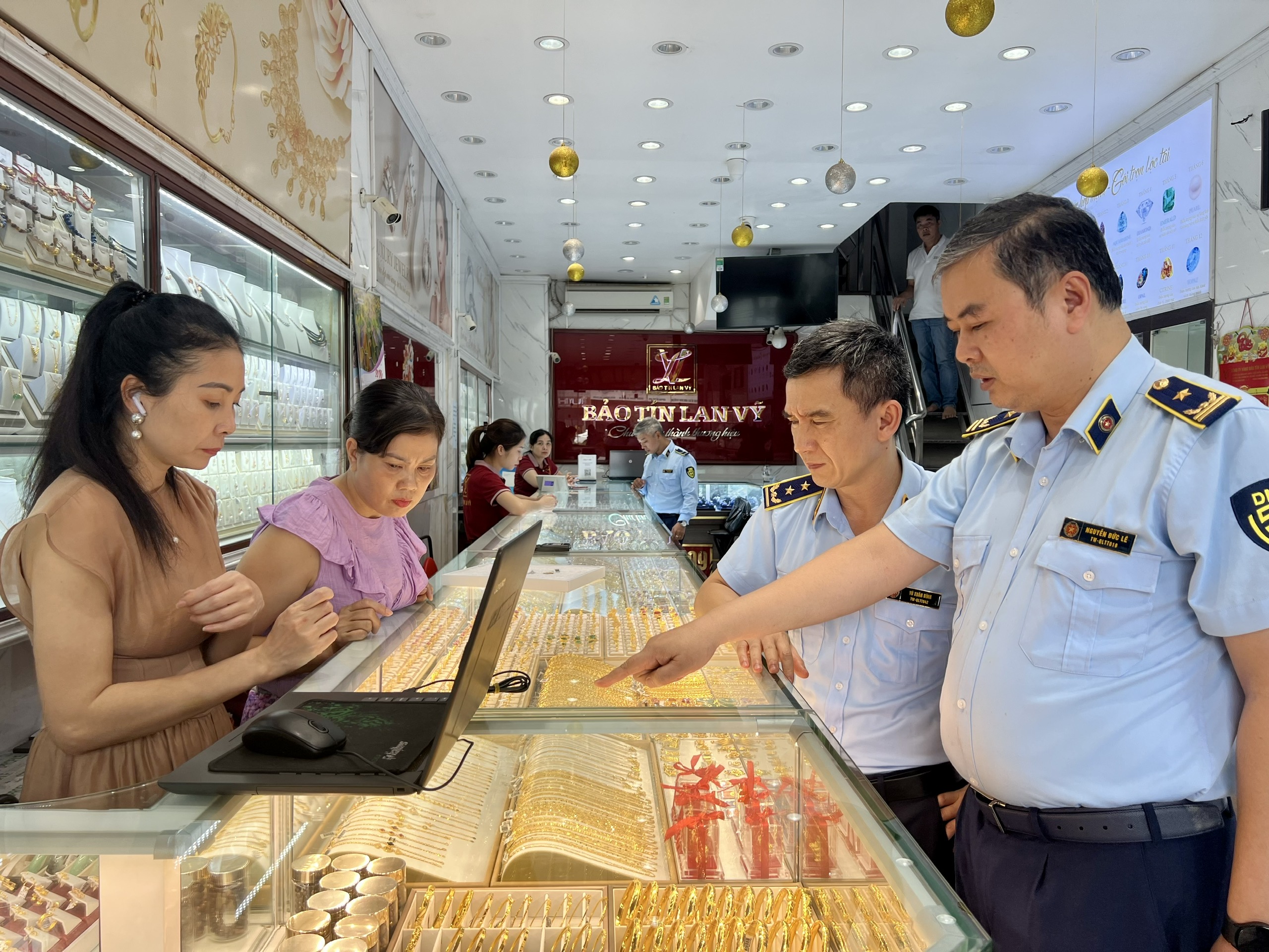Ph&aacute;t hiện nhiều vi phạm tại c&aacute;c tiệm v&agrave;ng, xử phạt gần 3 tỉ đồng- Ảnh 1.