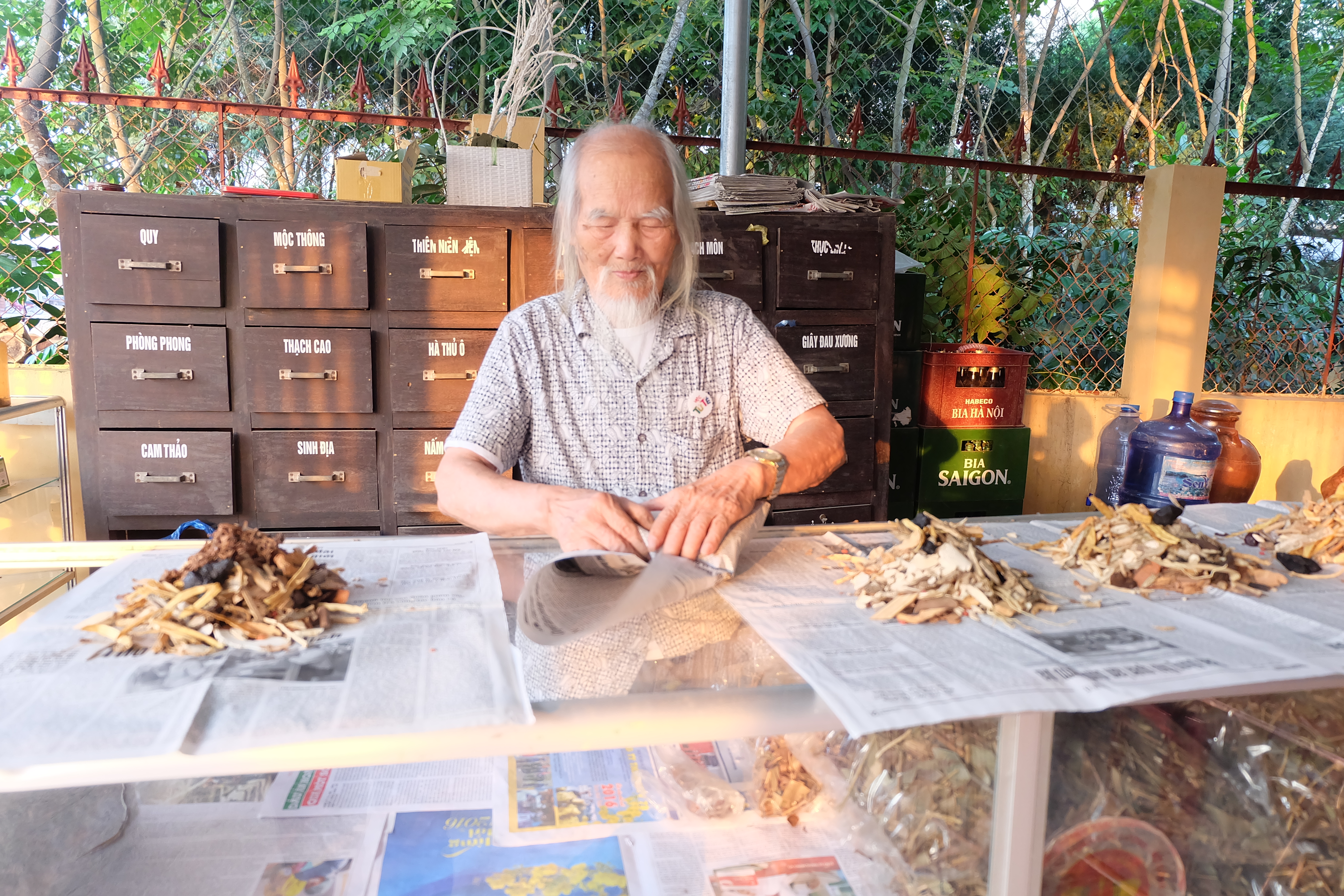 &ldquo;Ti&ecirc;n &ocirc;ng&rdquo; chữa bệnh cứu người- Ảnh 1.