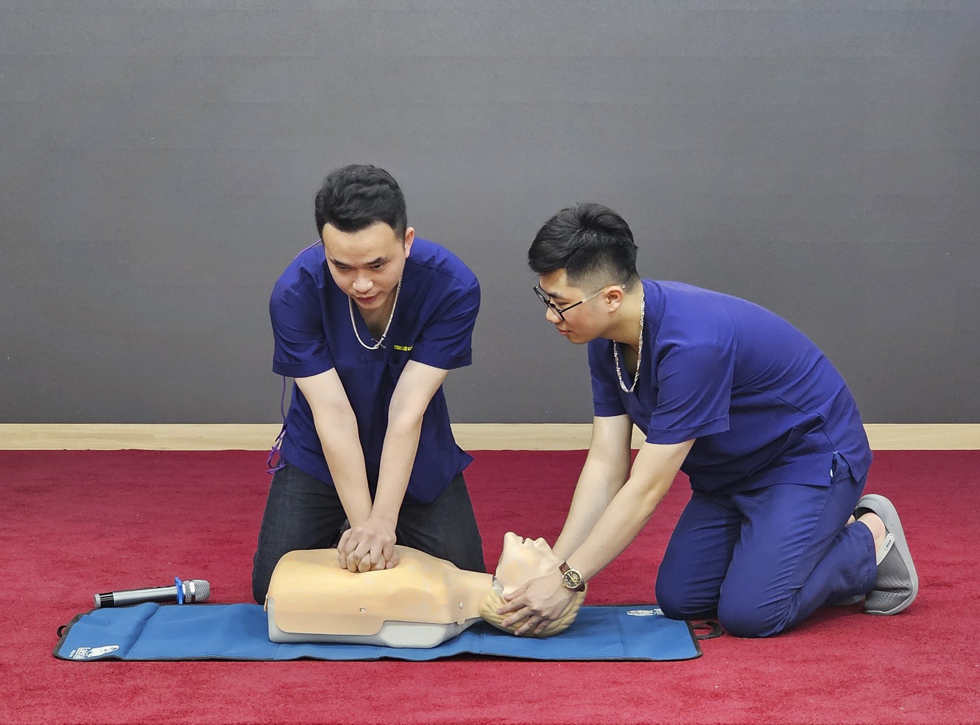 B&aacute;c sĩ chỉ c&aacute;ch sơ, cấp cứu ai cũng c&oacute; thể l&agrave;m được- Ảnh 3.