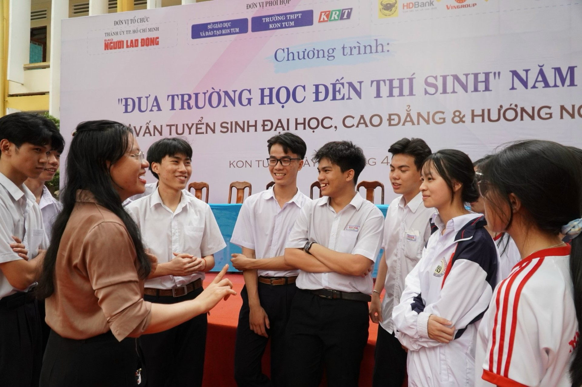 Học sinh Trường THPT Kon Tum h&aacute;o hức chuẩn bị cho chương tr&igrave;nh &ldquo;Đưa trường học đến th&iacute; sinh&rdquo; năm 2024 diễn ra s&aacute;ng 6-4 Ảnh: Huế Xu&acirc;n
